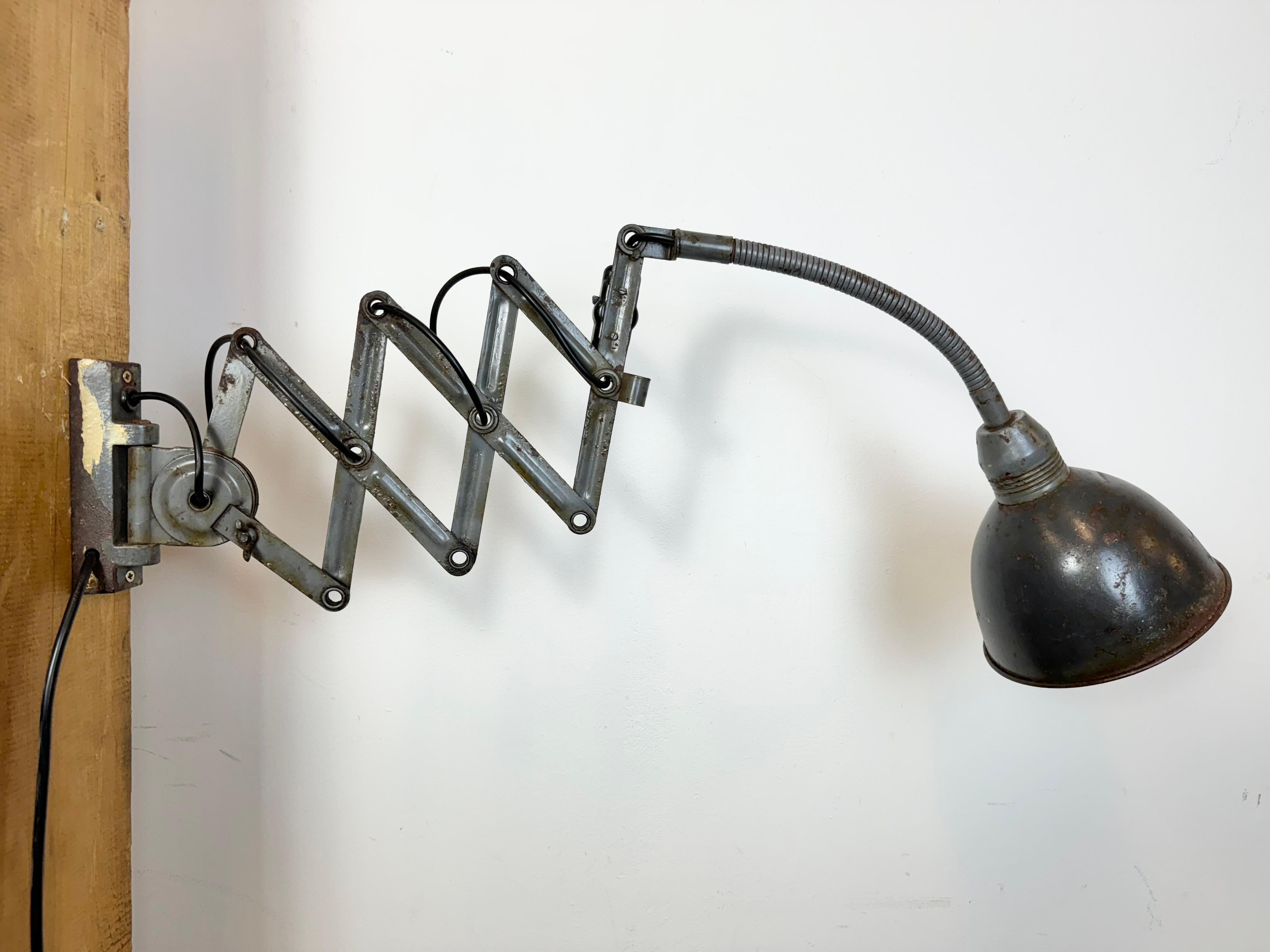 Lampada da parete a forbice industriale grigia di Elektroinstala, anni '60 in vendita 6