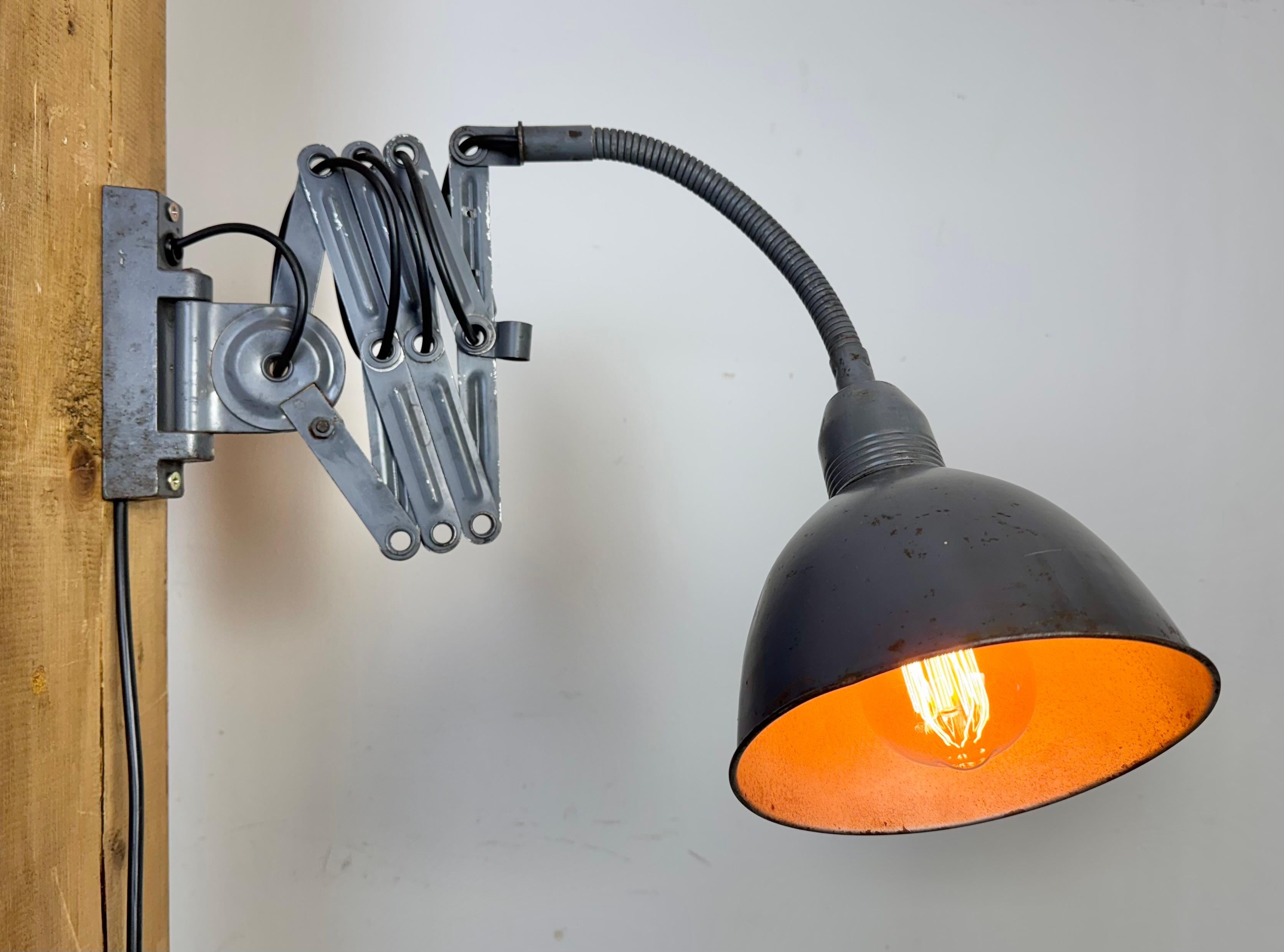 Lampada da parete a forbice industriale grigia di Elektroinstala, anni '60 in vendita 6