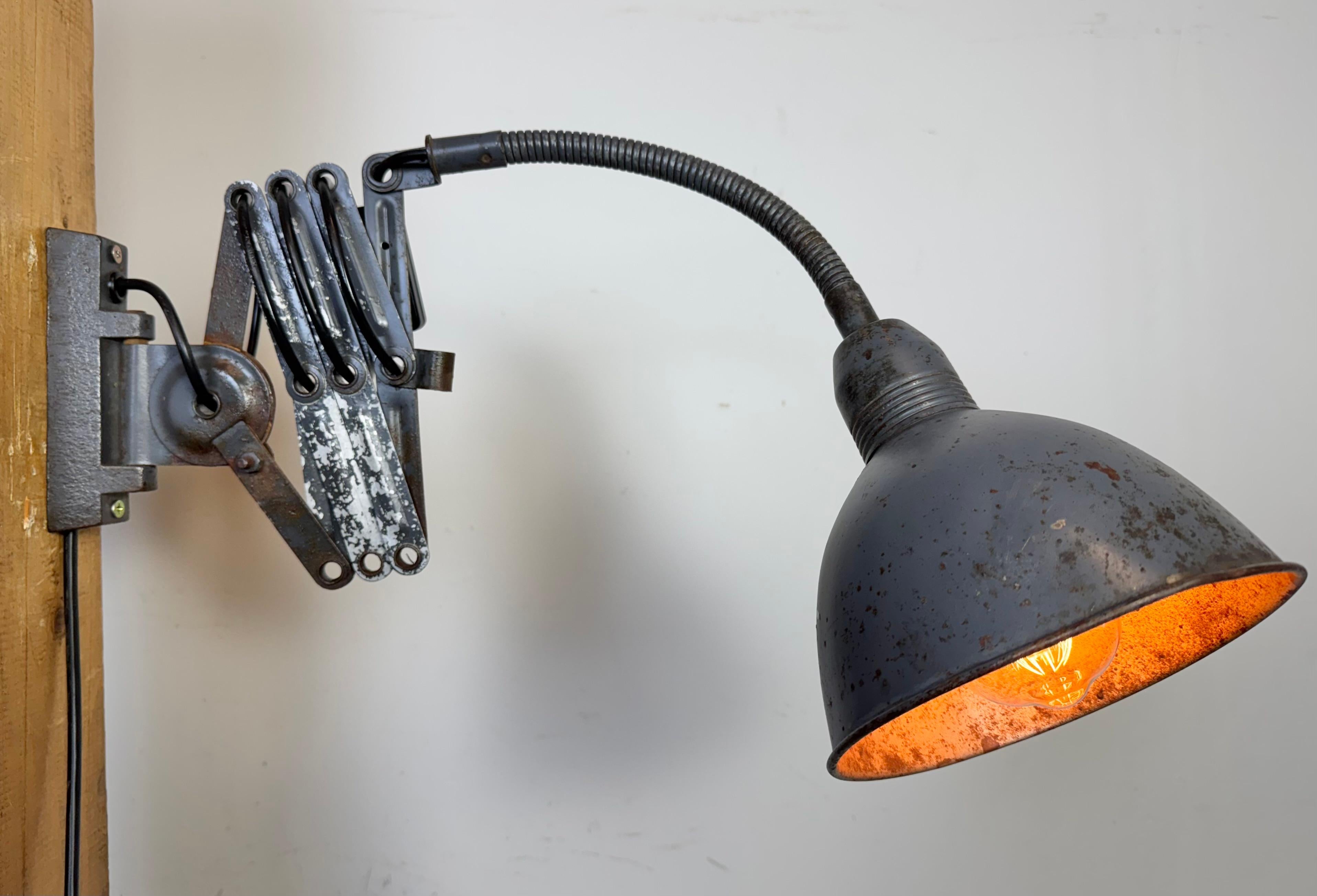 Lampada da parete a forbice industriale grigia di Elektroinstala, anni '60 in vendita 6