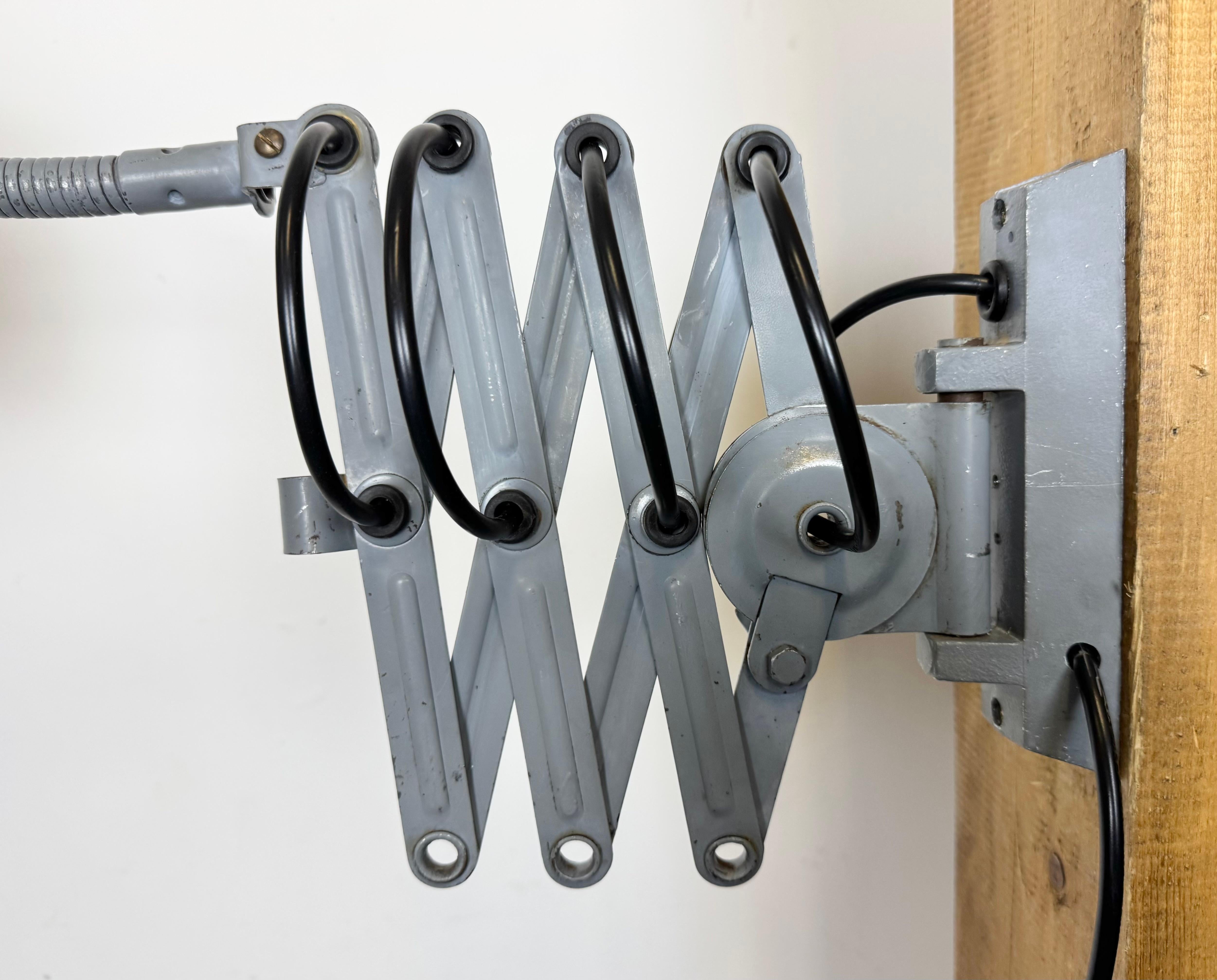 Graue Industrielle Schere-Wandleuchte von Elektroinstala, 1960er Jahre im Angebot 7
