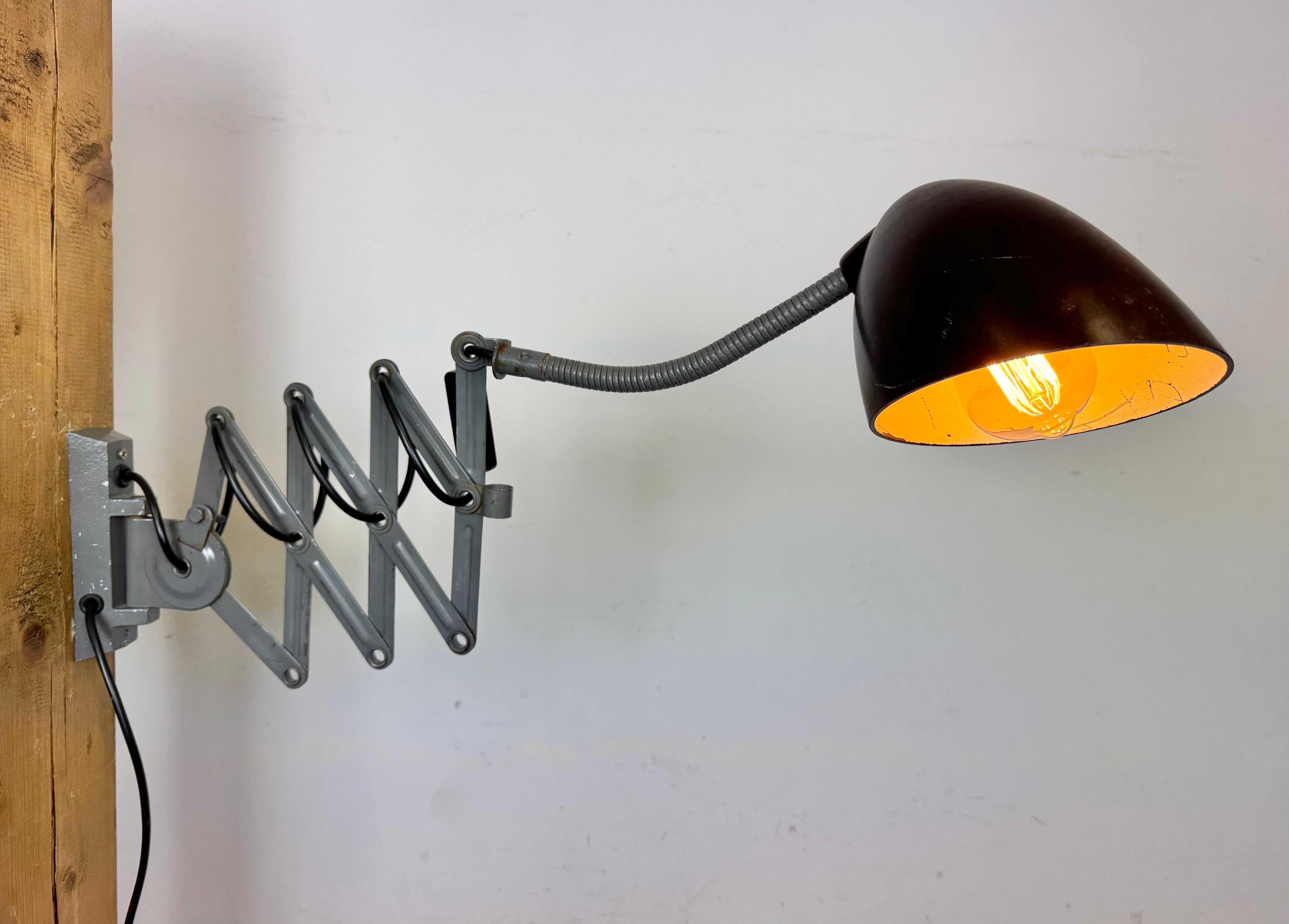 Lámpara de pared de tijera industrial gris de Elektroinstala, años 60 en venta 7