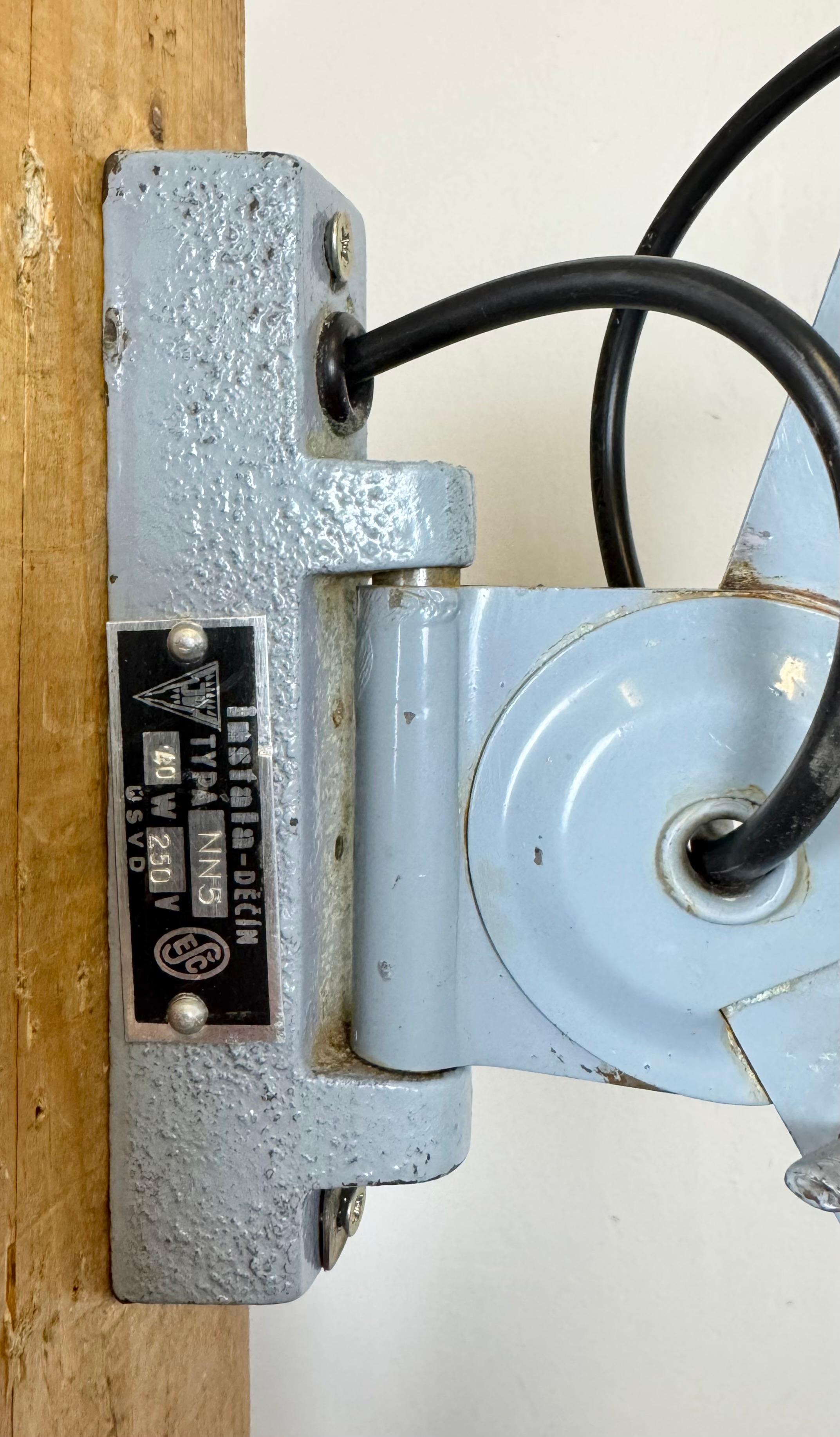 Lámpara de pared de tijera industrial gris de Elektroinstala, años 60 en venta 7
