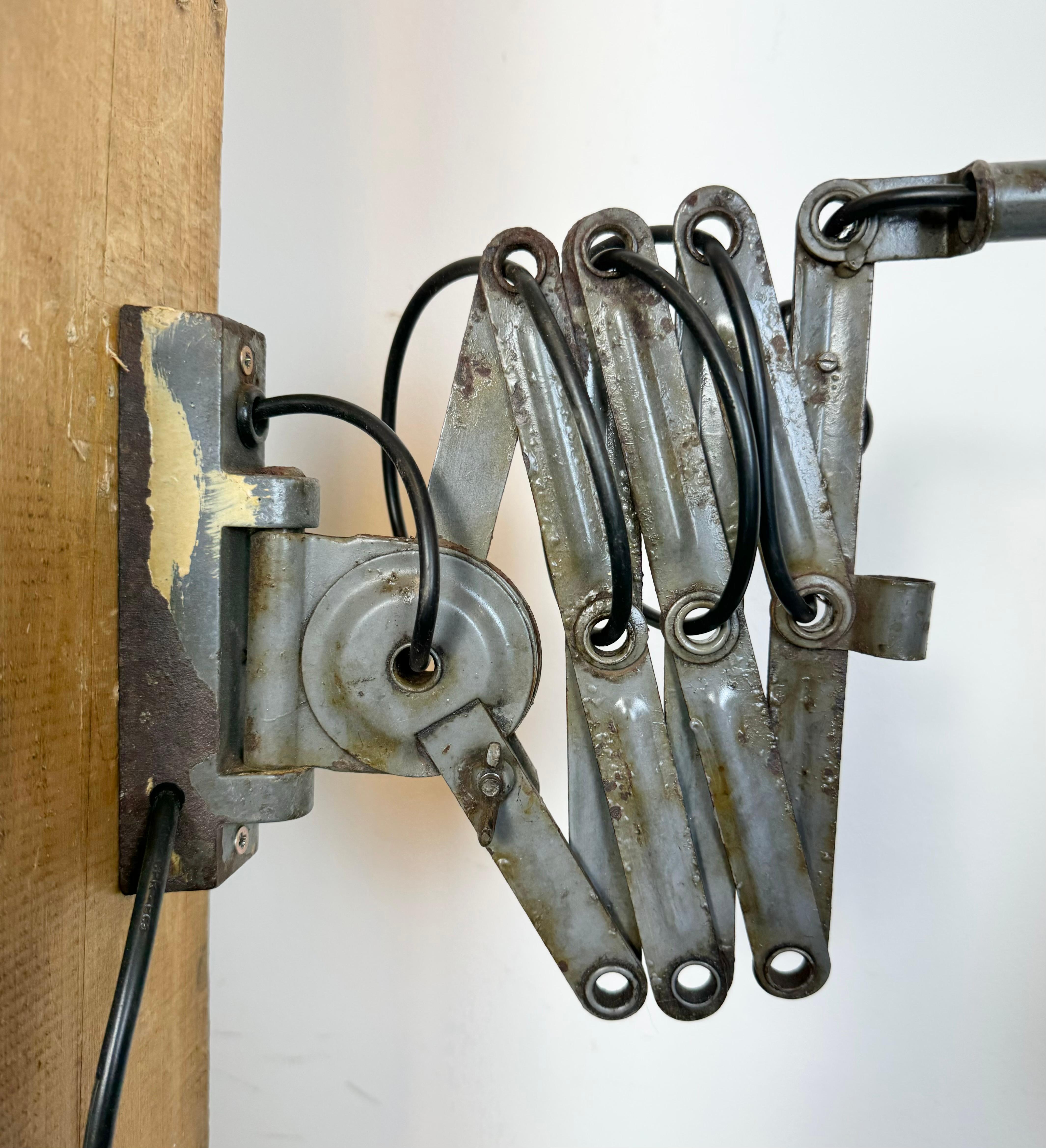 Lampada da parete a forbice industriale grigia di Elektroinstala, anni '60 in vendita 8