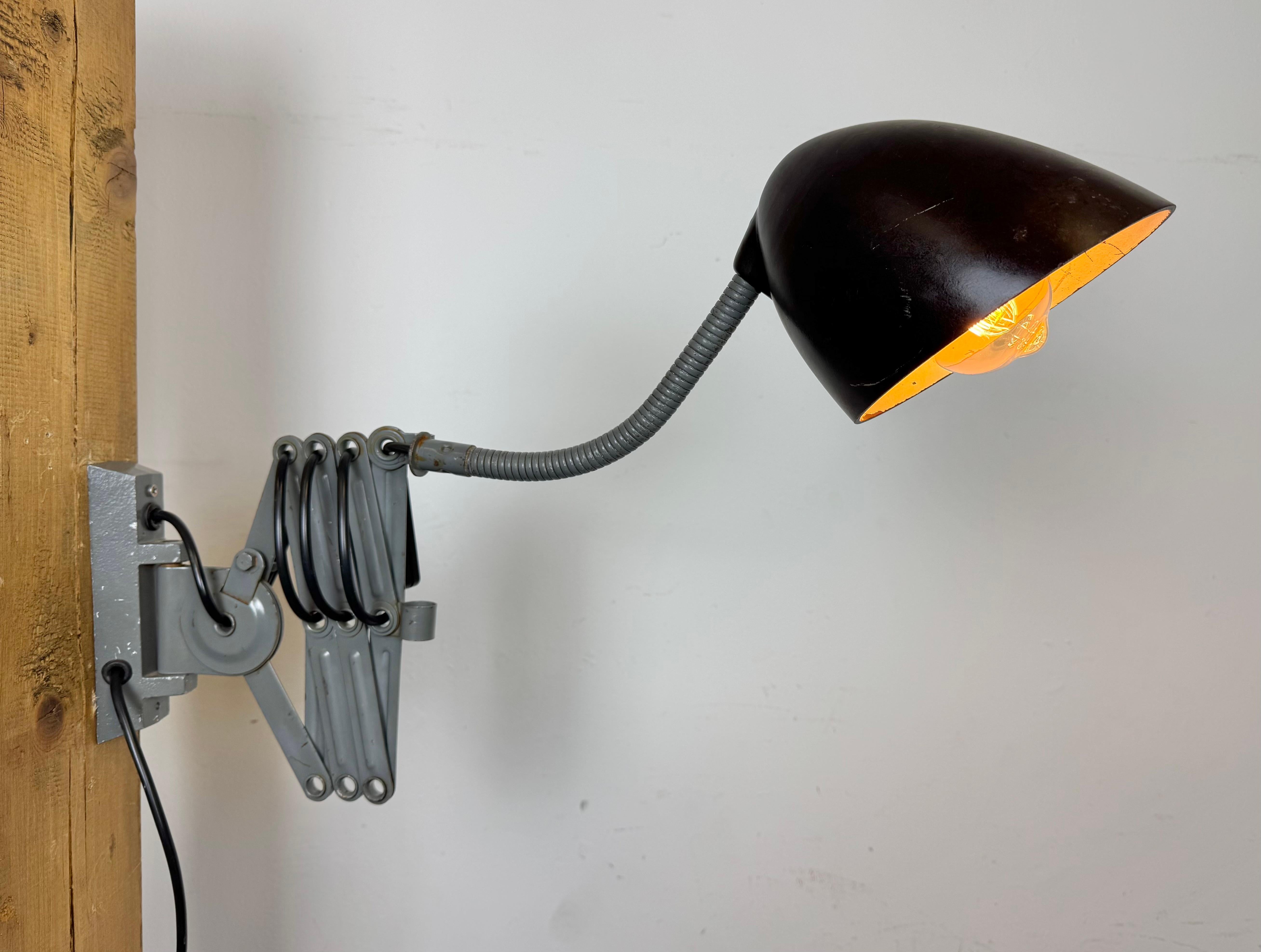 Lámpara de pared de tijera industrial gris de Elektroinstala, años 60 en venta 8