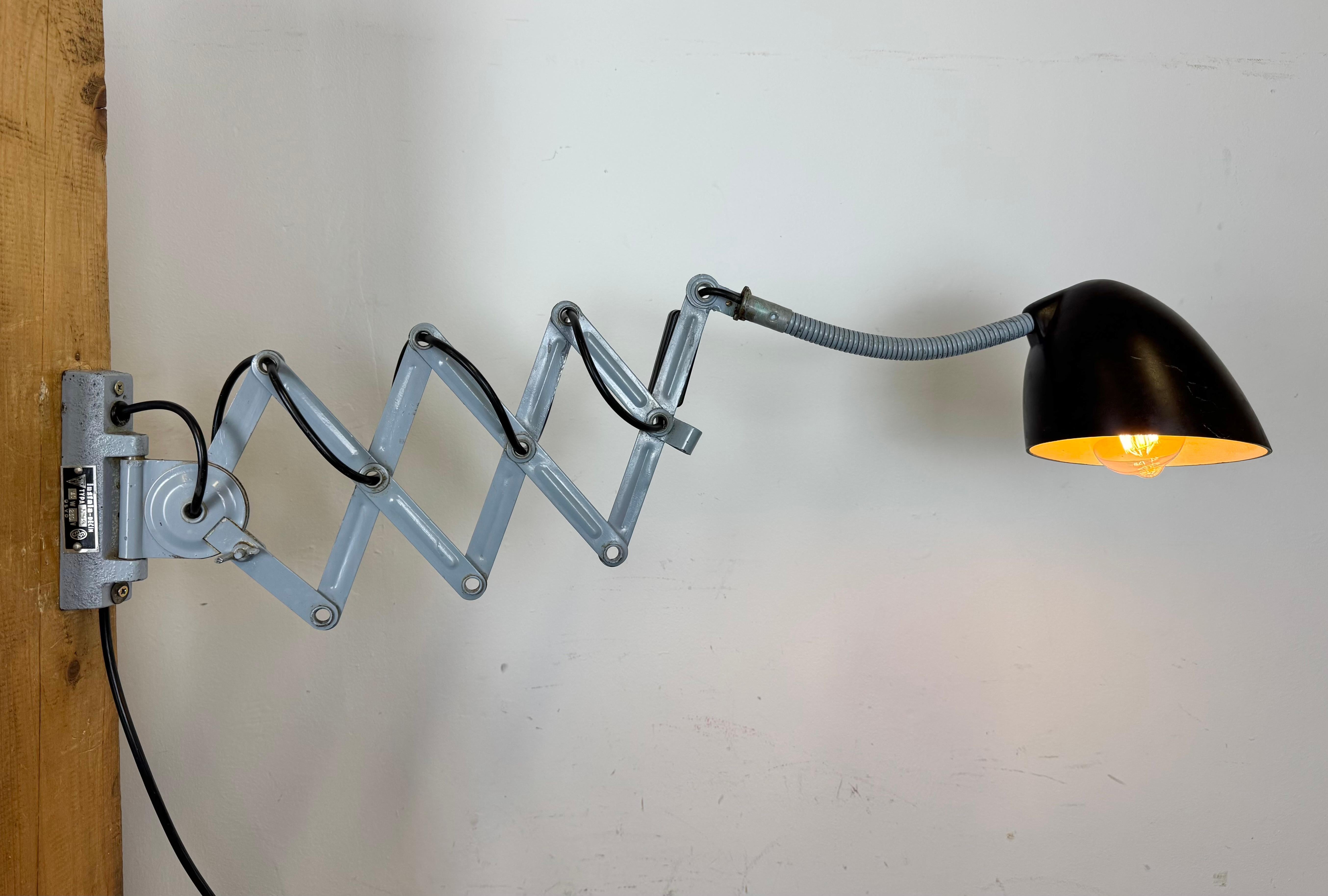 Lámpara de pared de tijera industrial gris de Elektroinstala, años 60 en venta 8