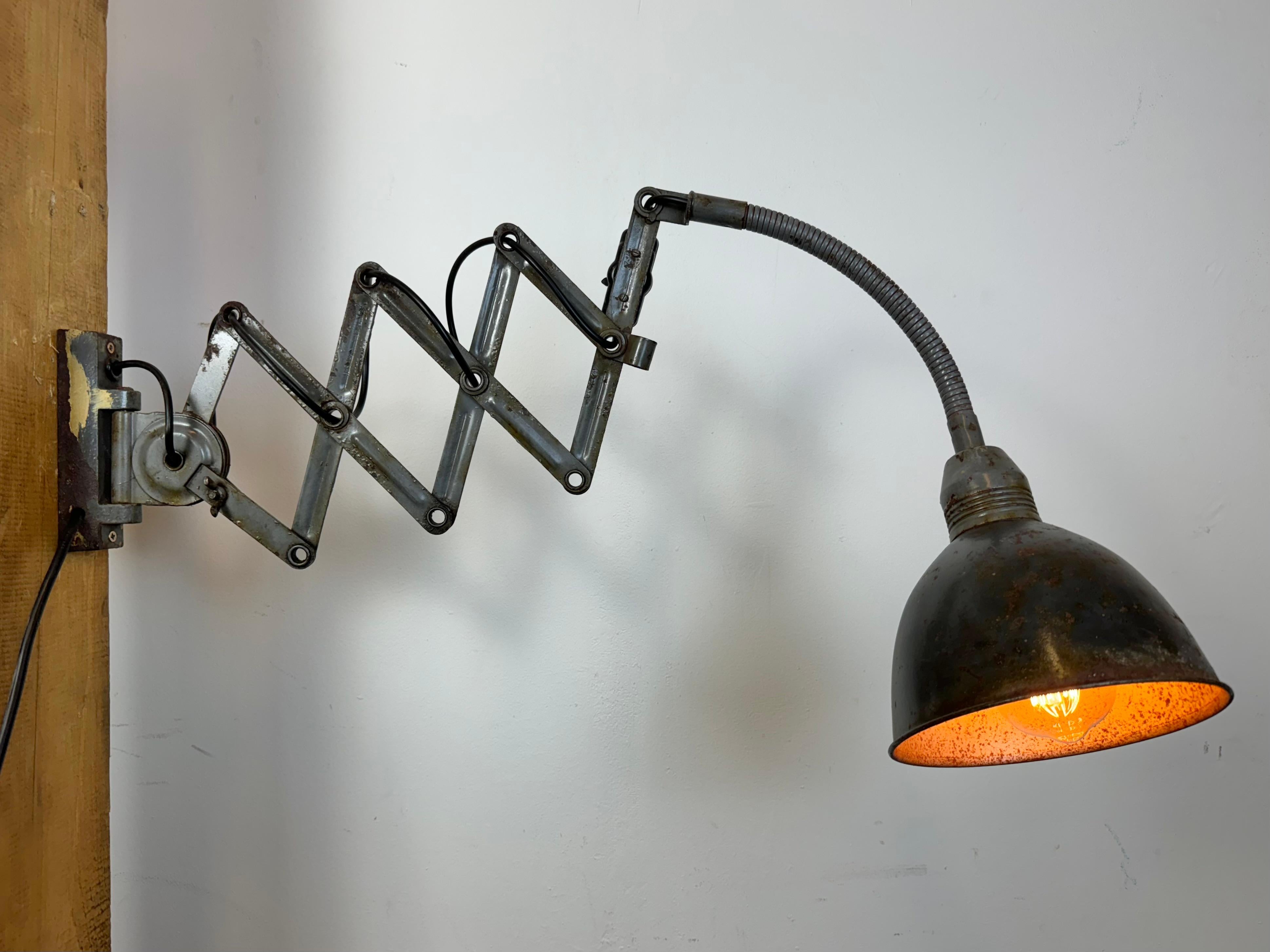 Lampada da parete a forbice industriale grigia di Elektroinstala, anni '60 in vendita 9
