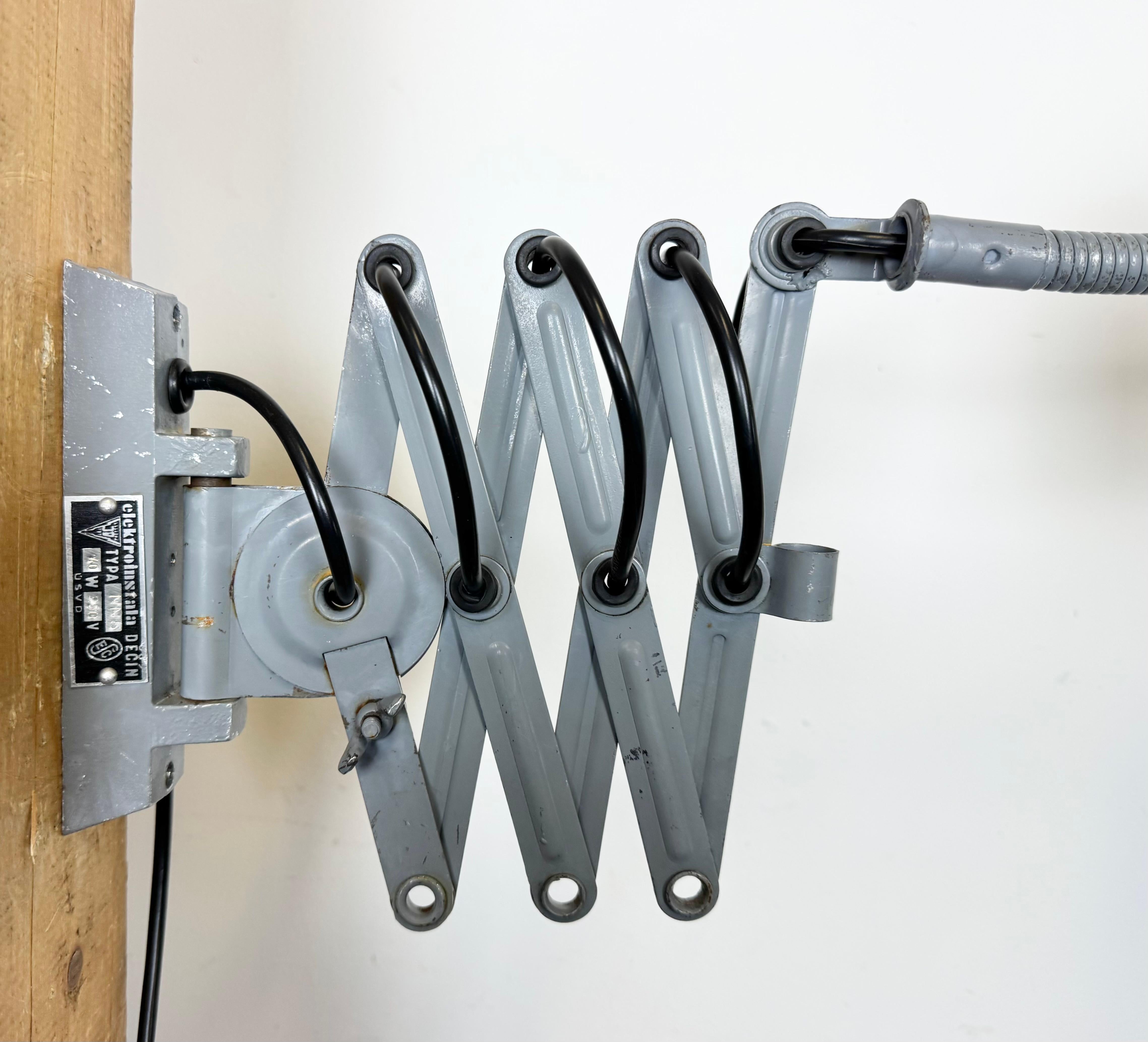 Graue Industrielle Schere-Wandleuchte von Elektroinstala, 1960er Jahre im Angebot 10