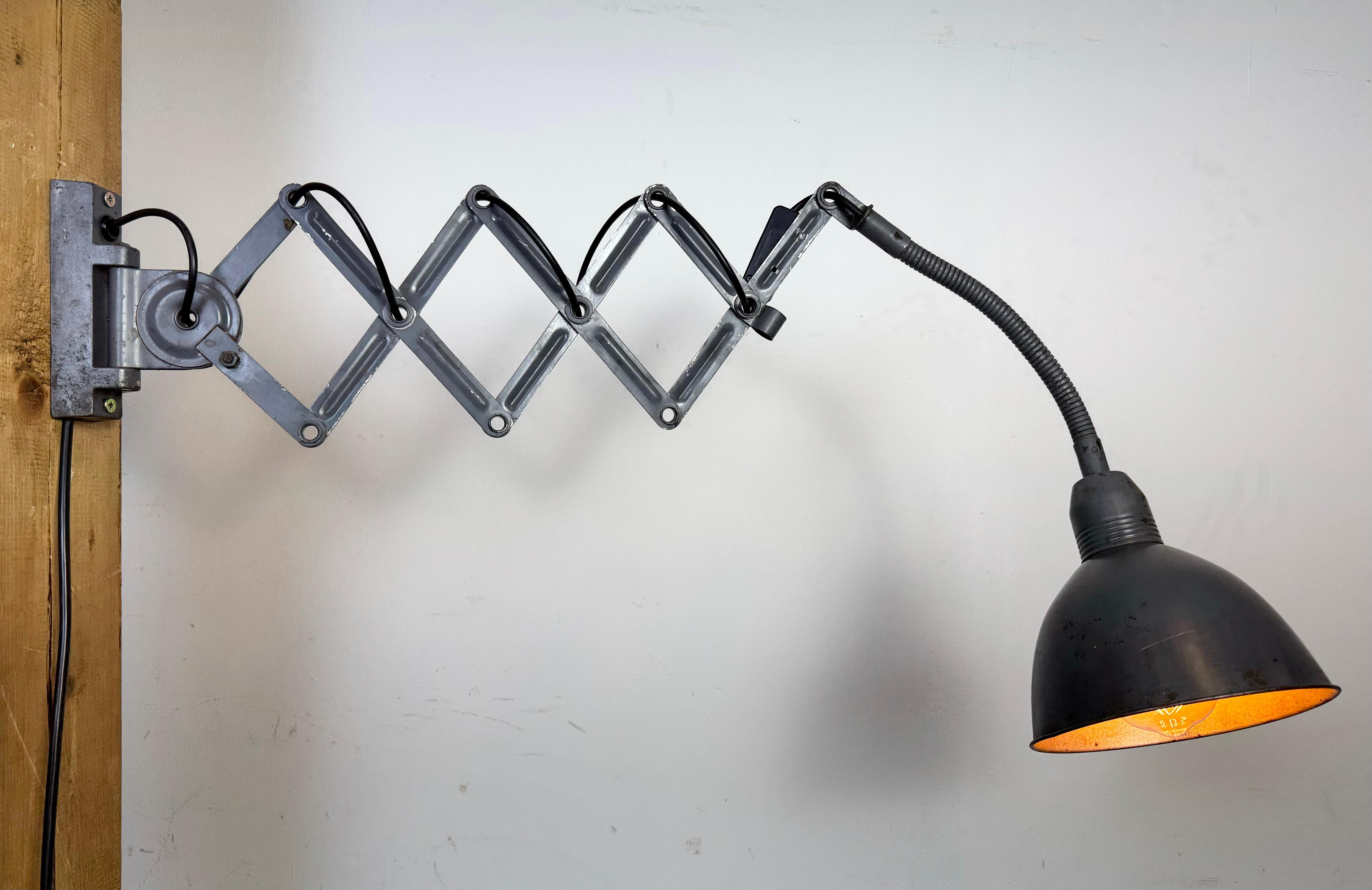 Lampada da parete a forbice industriale grigia di Elektroinstala, anni '60 in vendita 10