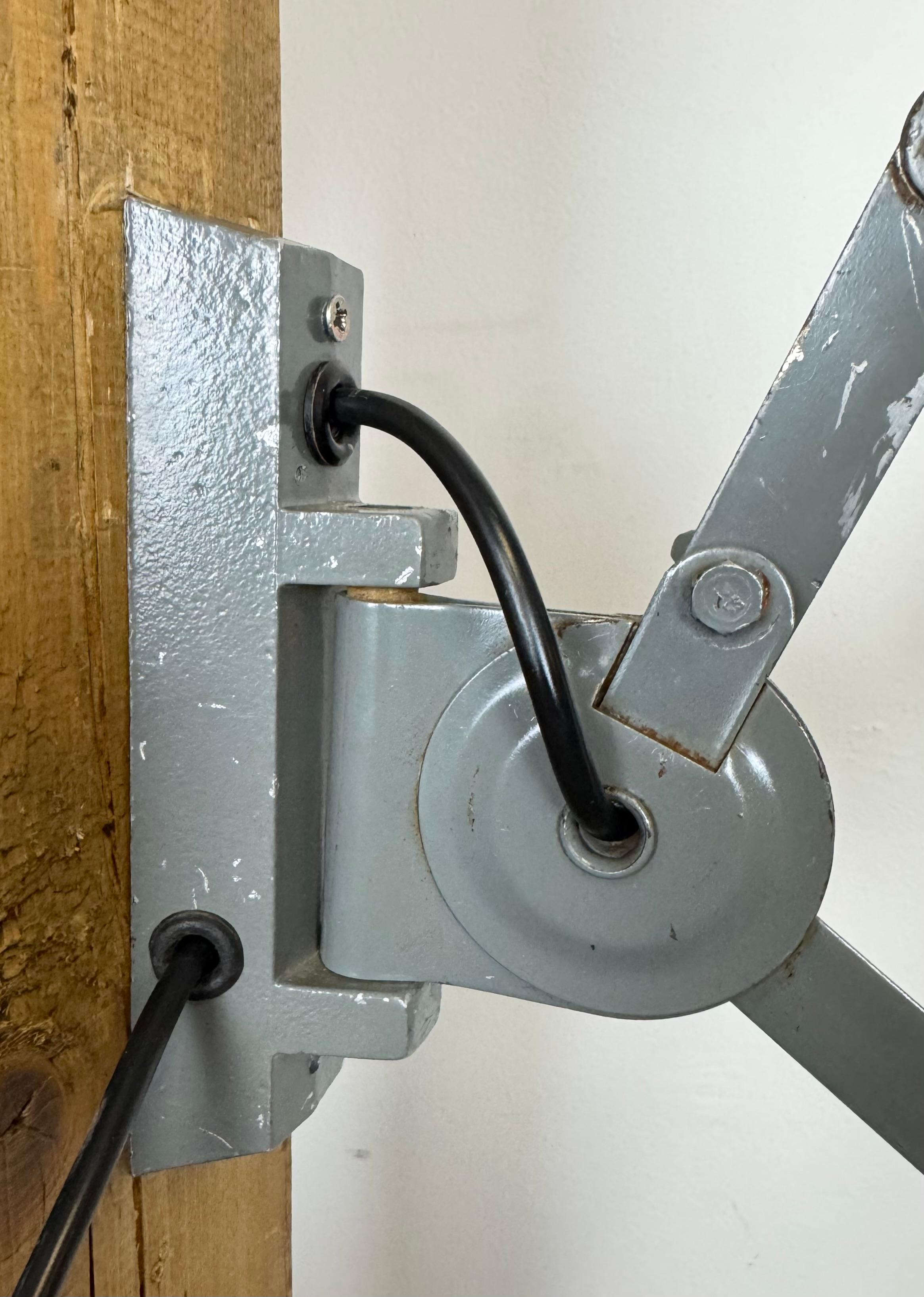 Lámpara de pared de tijera industrial gris de Elektroinstala, años 60 en venta 10