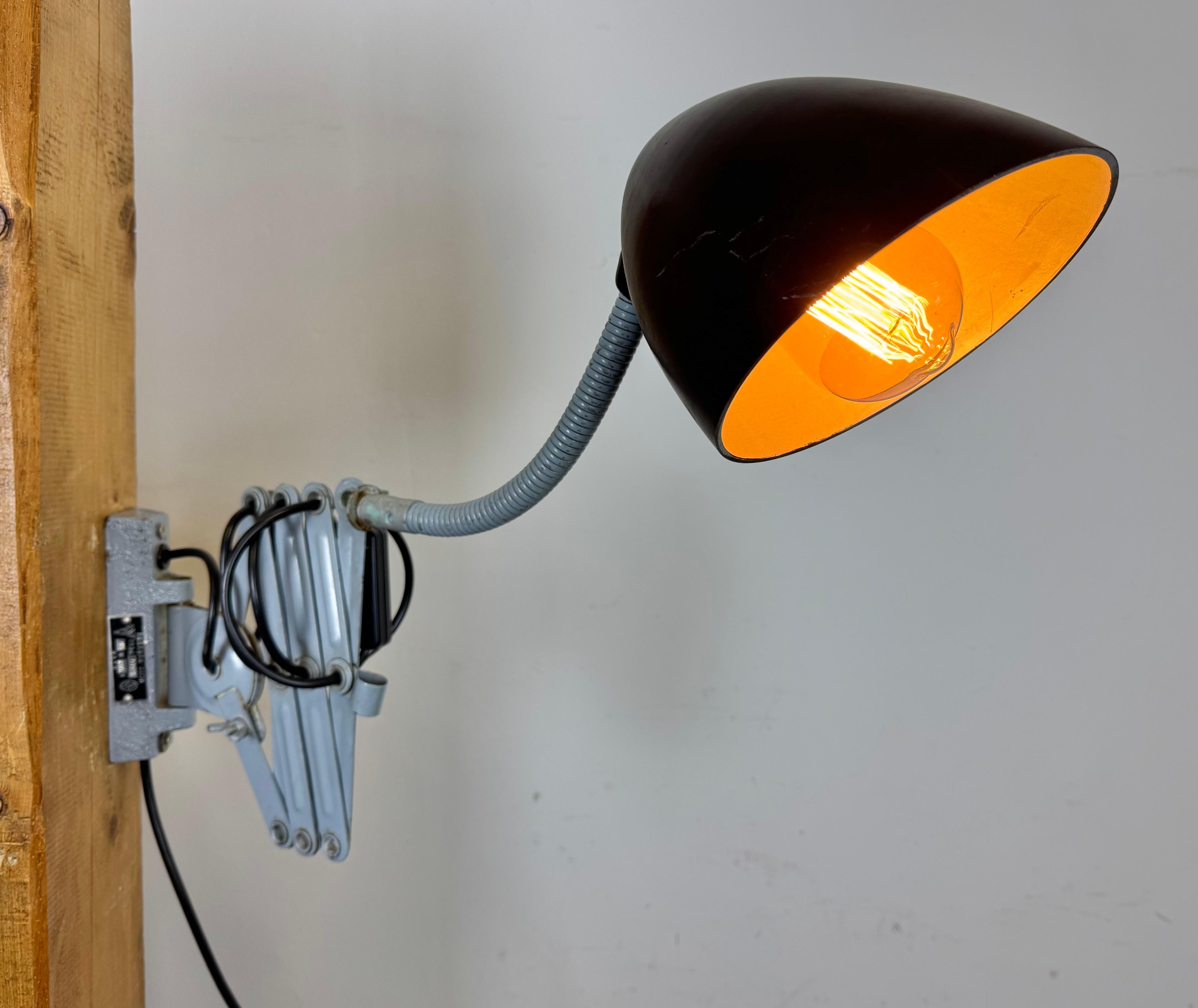 Lámpara de pared de tijera industrial gris de Elektroinstala, años 60 en venta 10