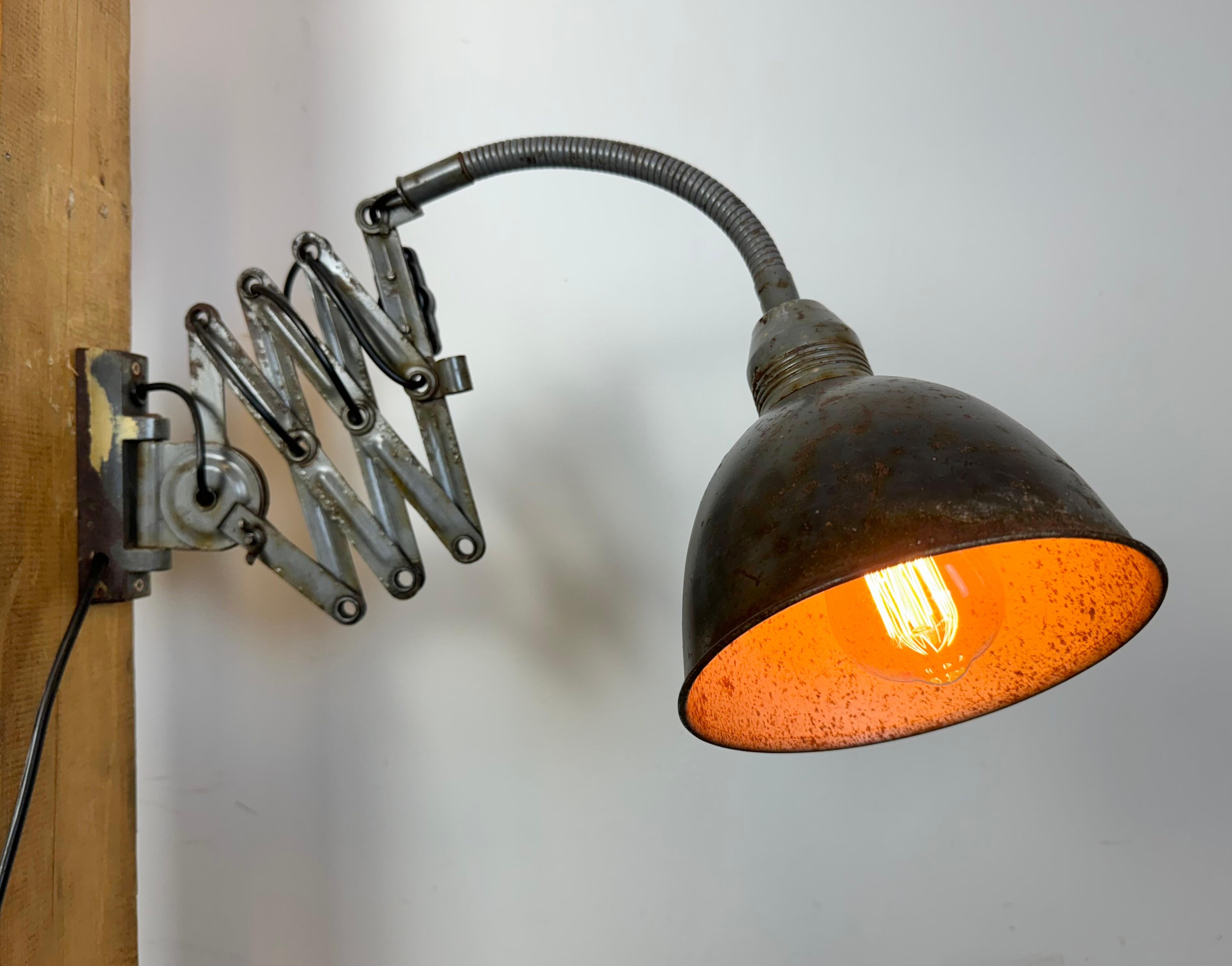 Lampada da parete a forbice industriale grigia di Elektroinstala, anni '60 in vendita 11