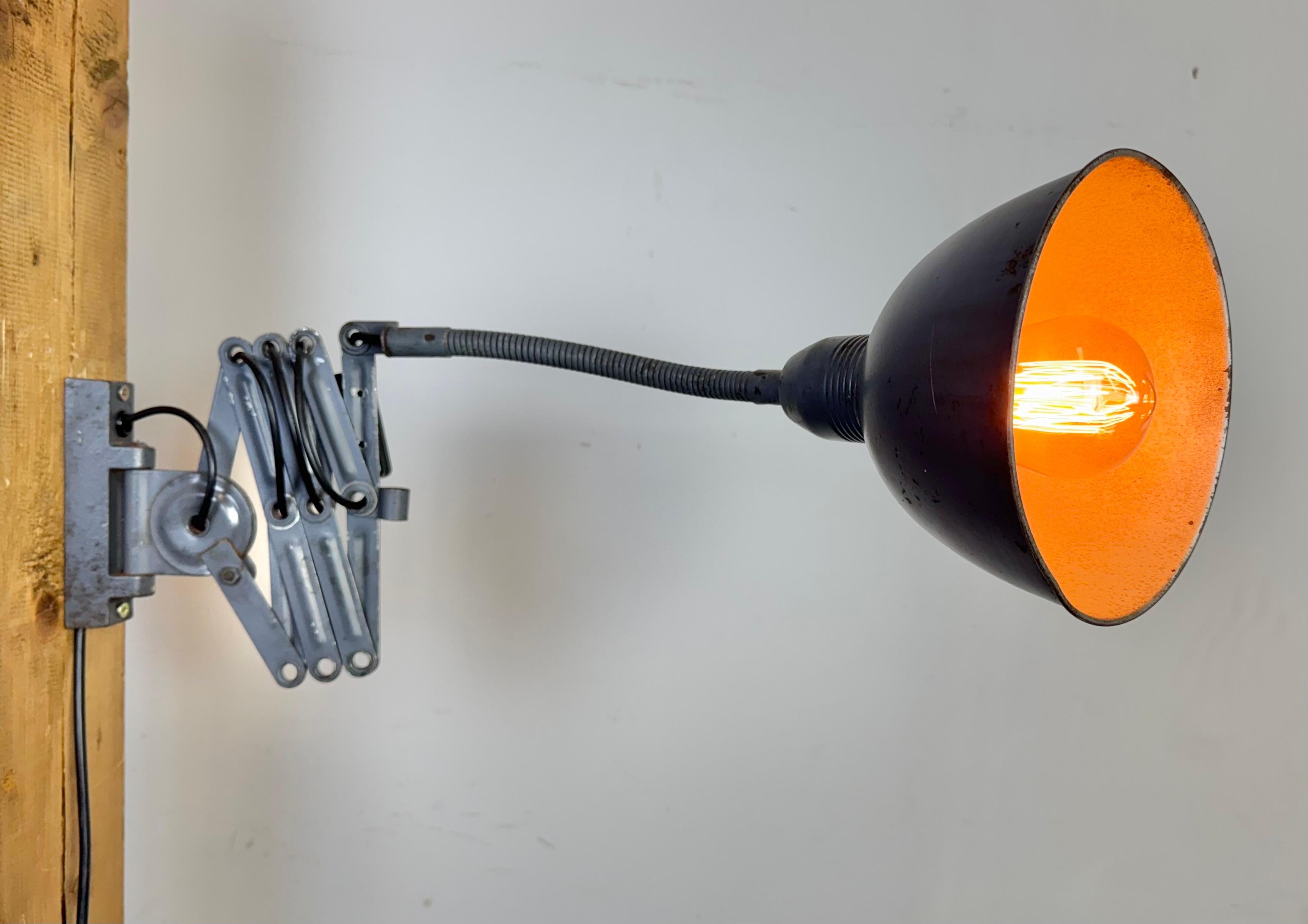 Lampada da parete a forbice industriale grigia di Elektroinstala, anni '60 in vendita 11