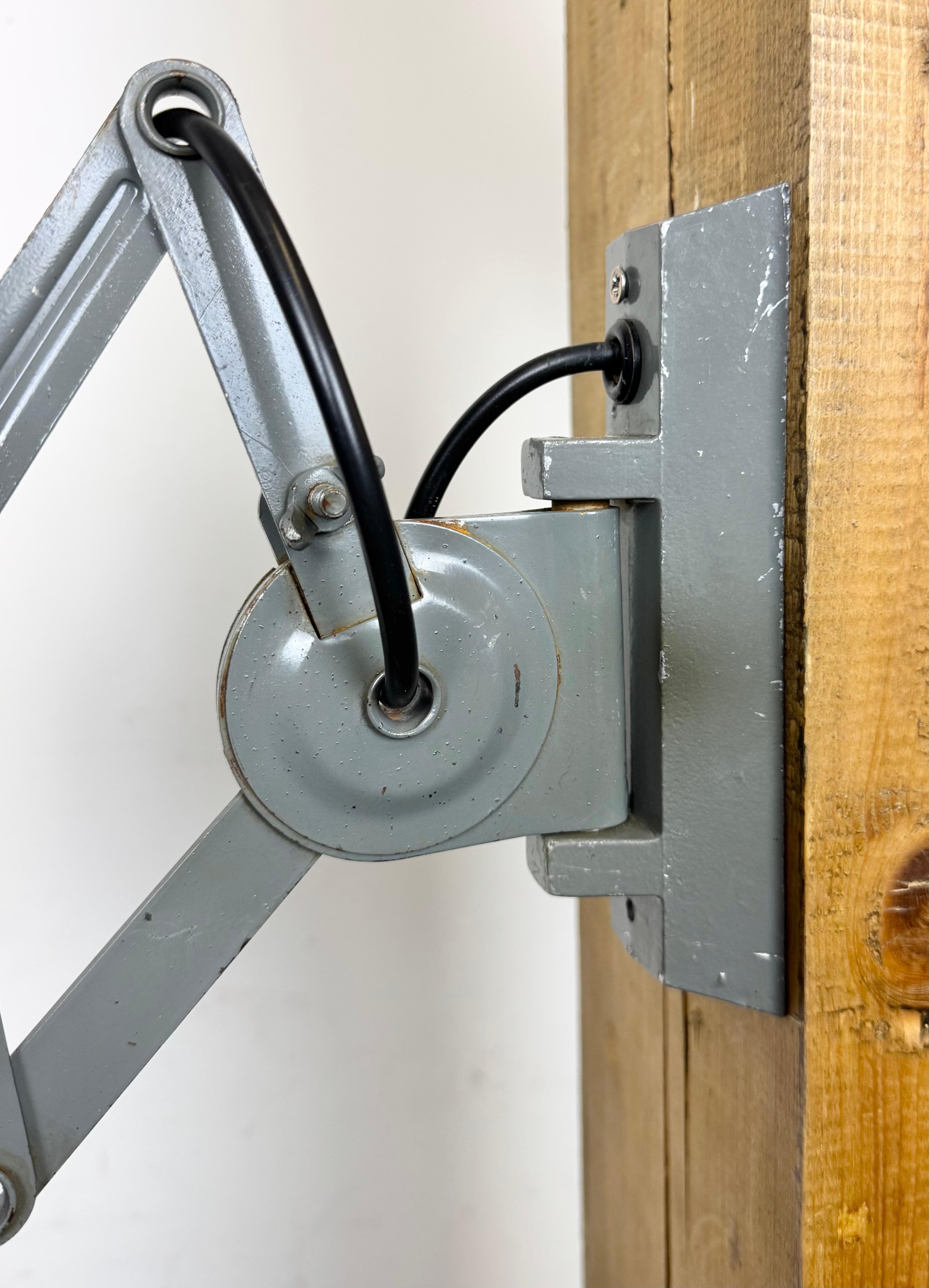 Lámpara de pared de tijera industrial gris de Elektroinstala, años 60 Industrial en venta