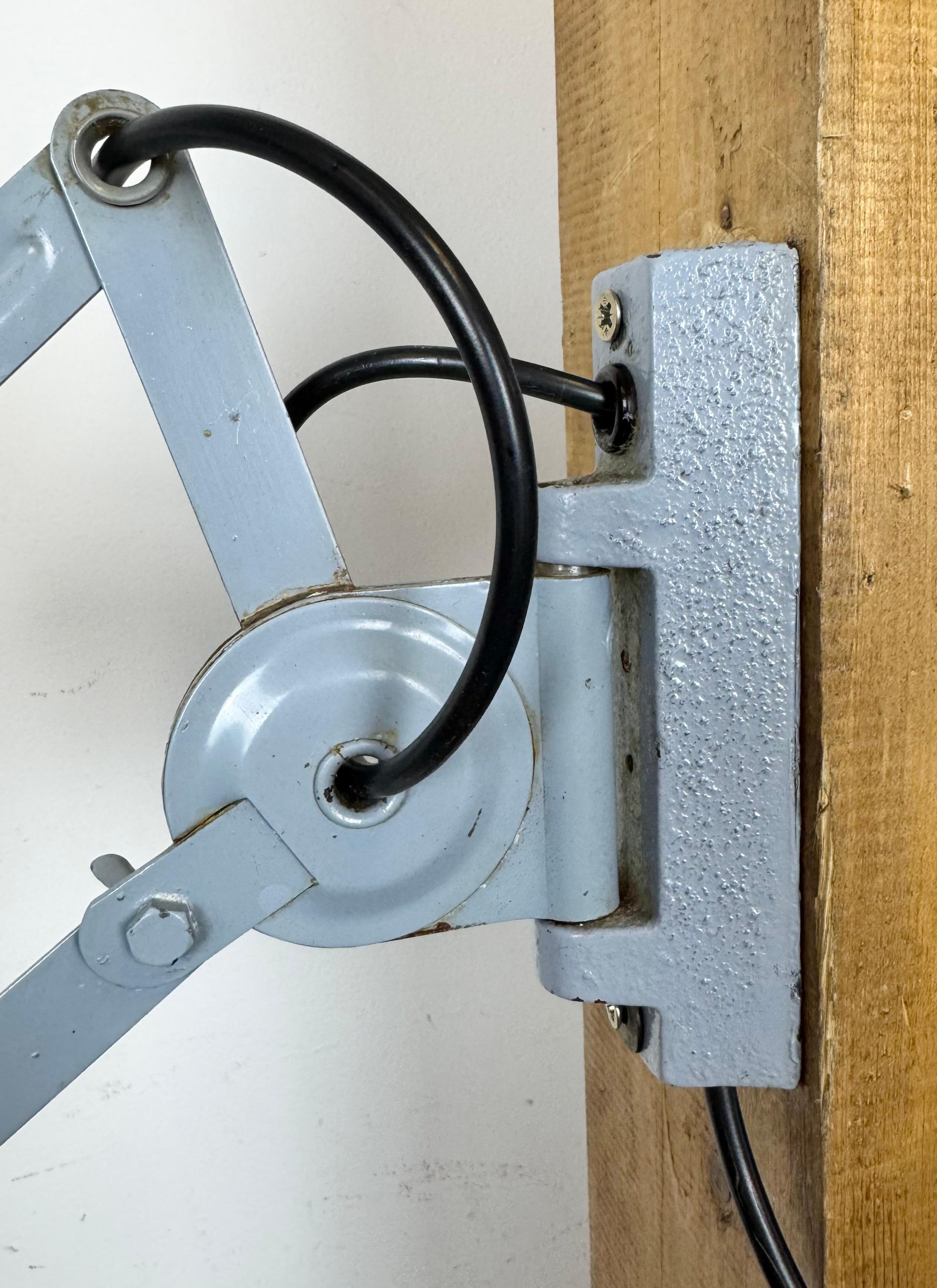 Lámpara de pared de tijera industrial gris de Elektroinstala, años 60 Industrial en venta
