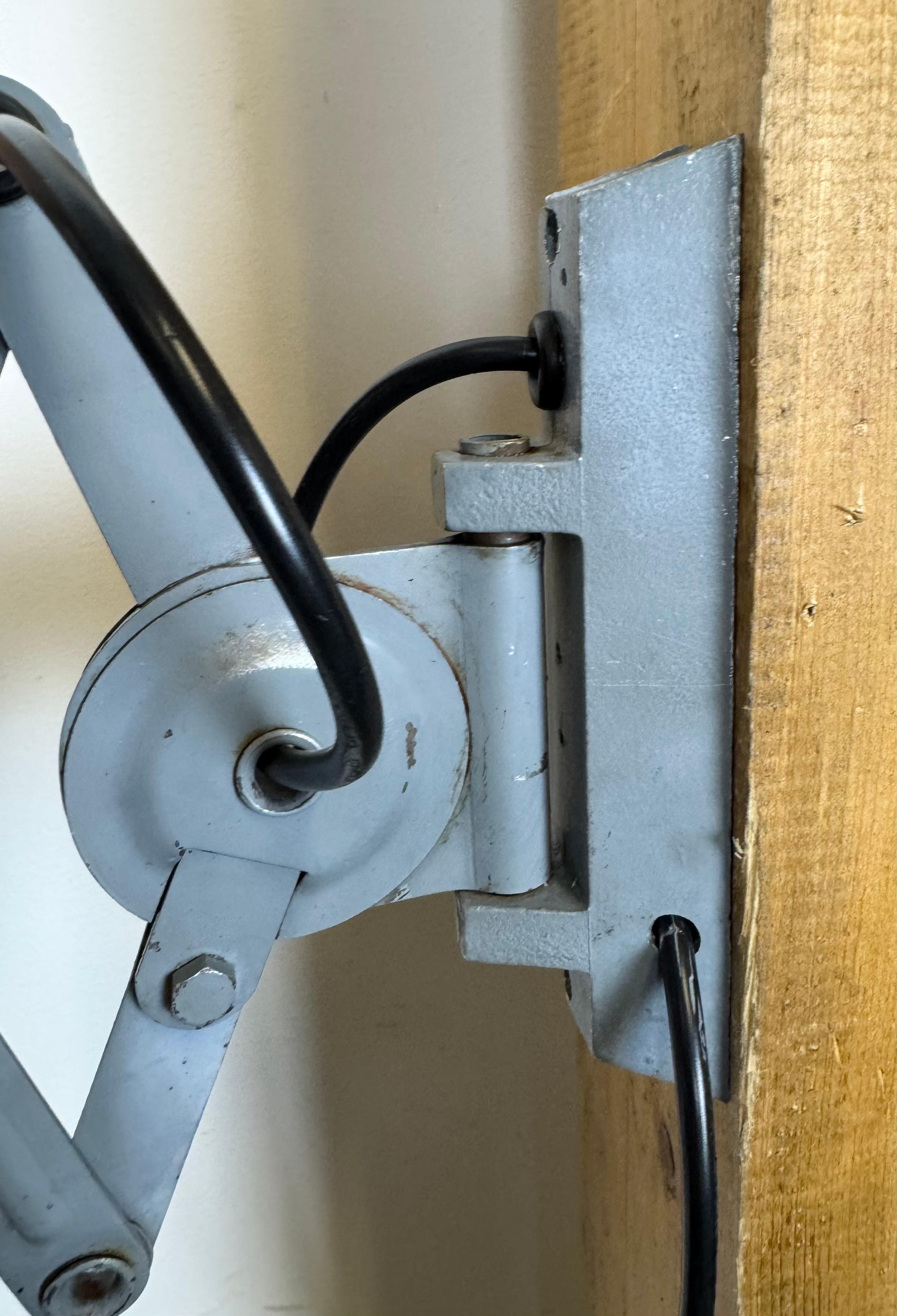 Graue Industrielle Schere-Wandleuchte von Elektroinstala, 1960er Jahre im Zustand „Gut“ im Angebot in Kojetice, CZ