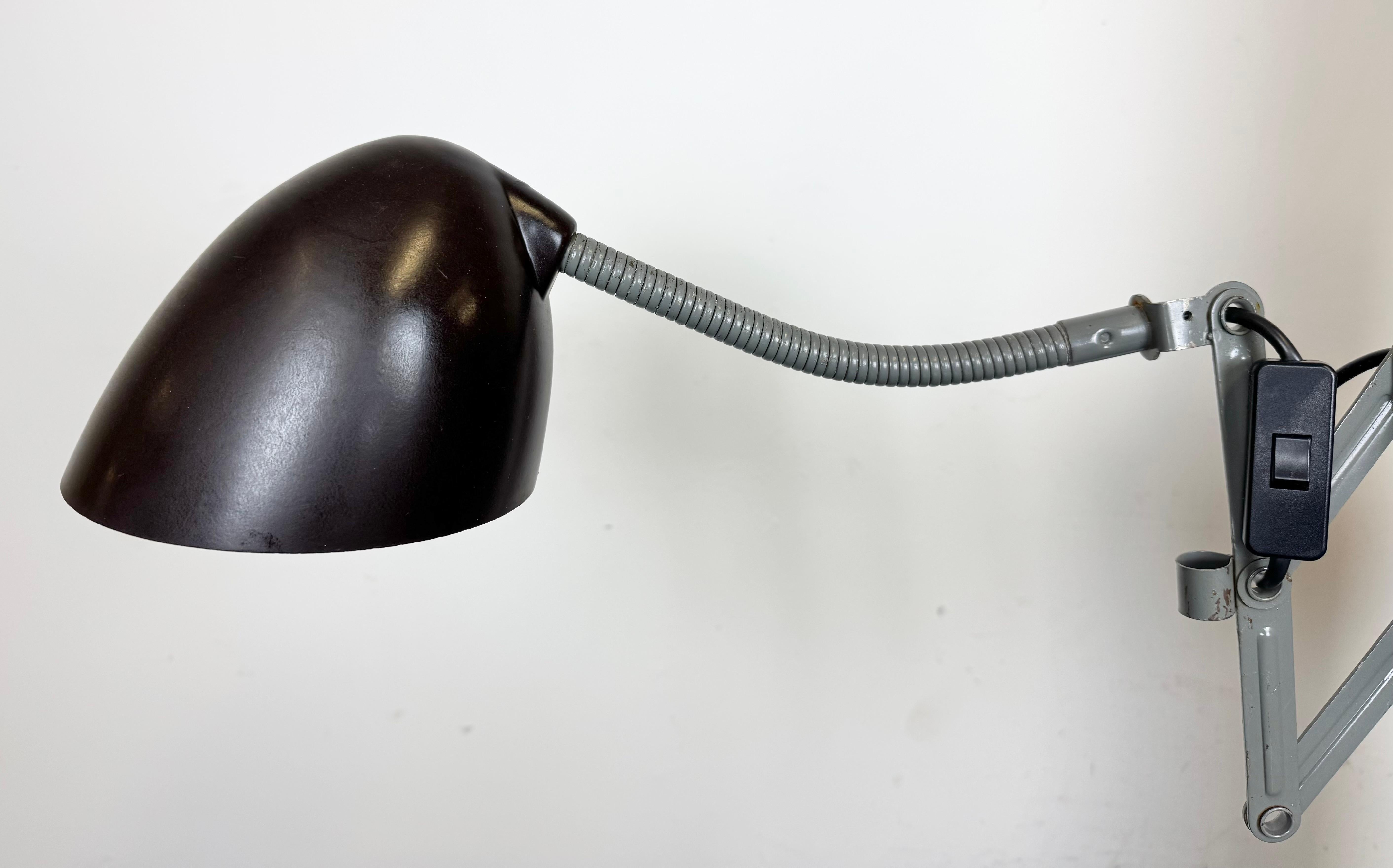 Lámpara de pared de tijera industrial gris de Elektroinstala, años 60 Checo en venta