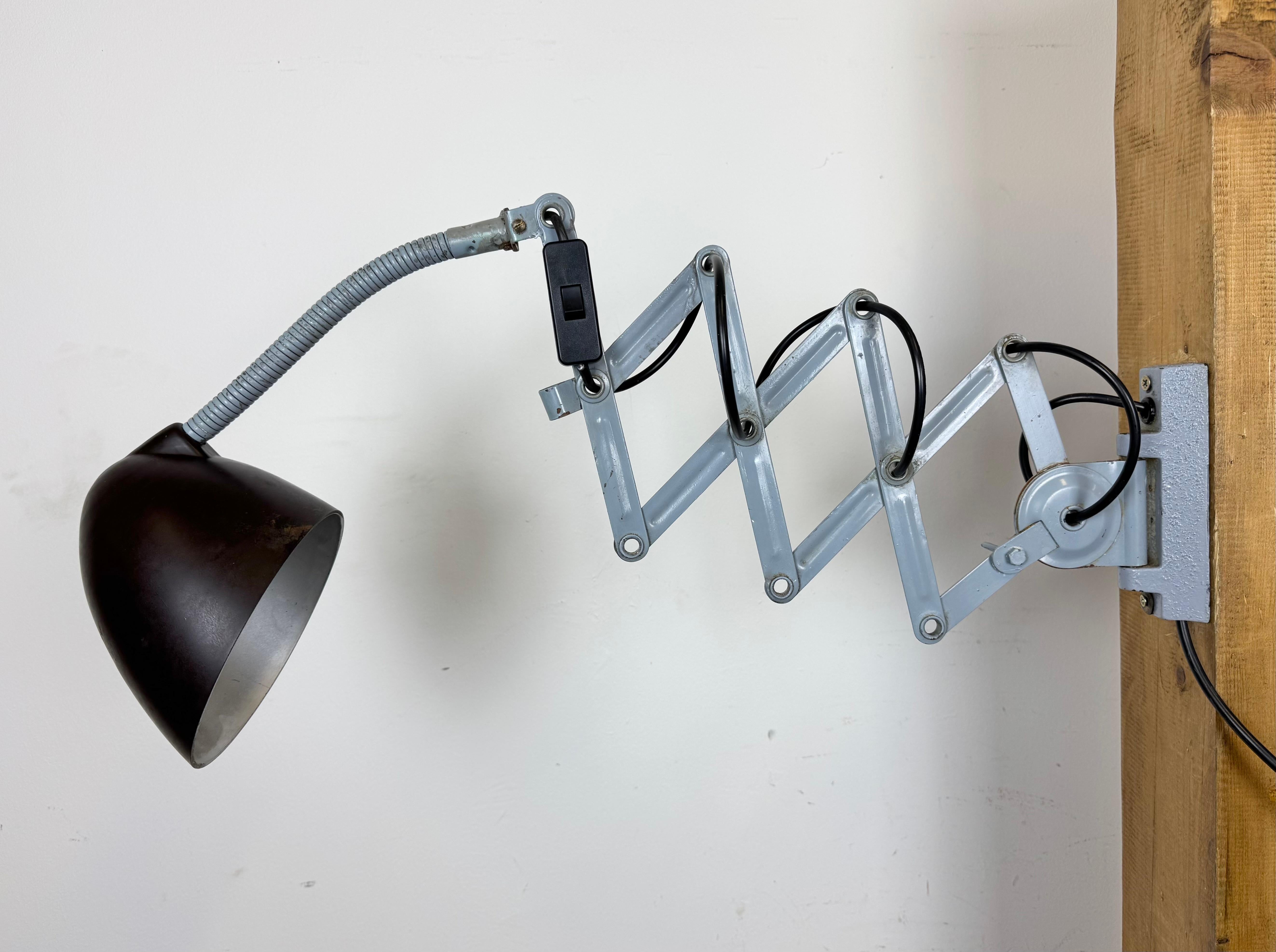 Lámpara de pared de tijera industrial gris de Elektroinstala, años 60 Checo en venta
