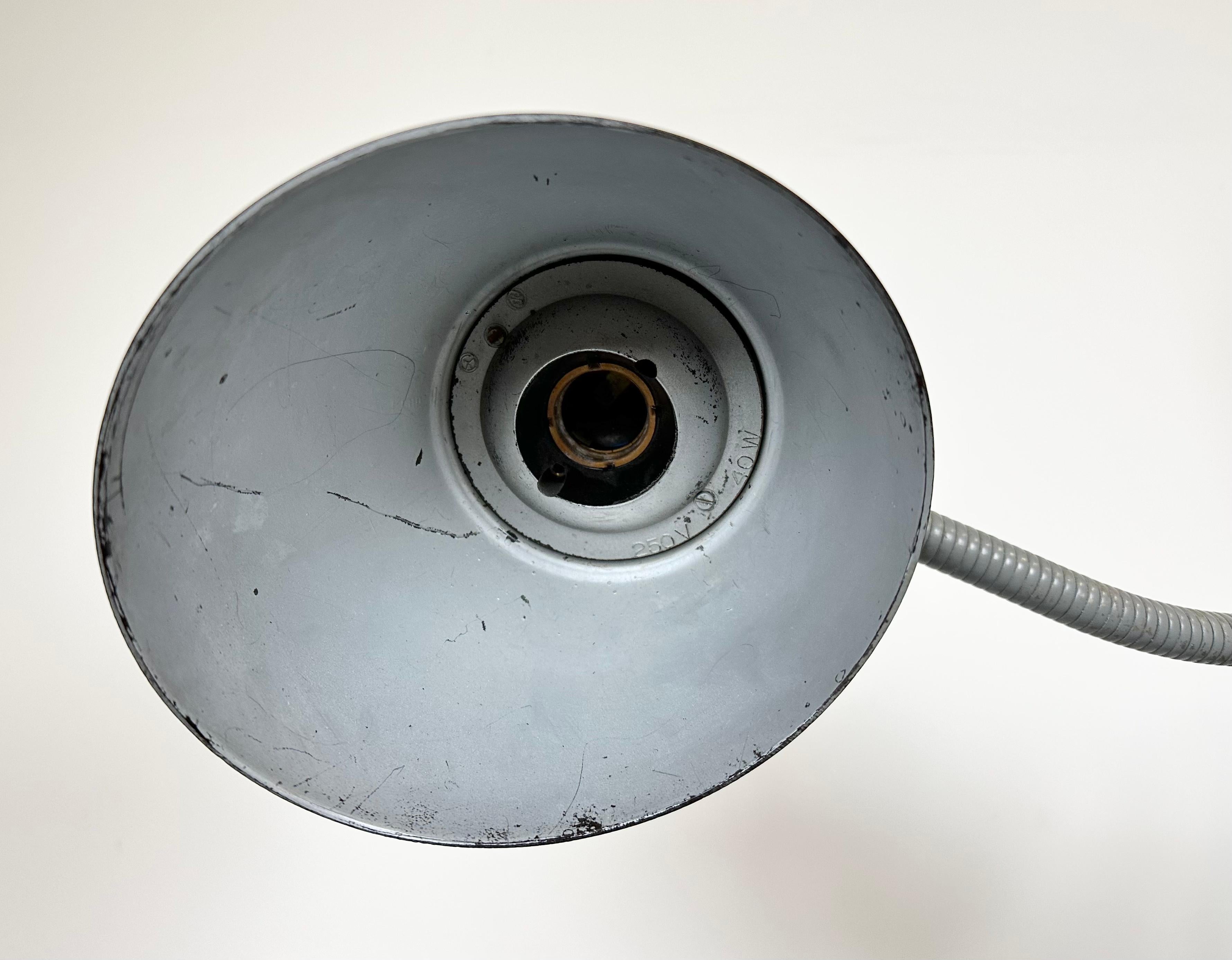 Lampada da parete a forbice industriale grigia di Elektroinstala, anni '60 In condizioni buone in vendita a Kojetice, CZ