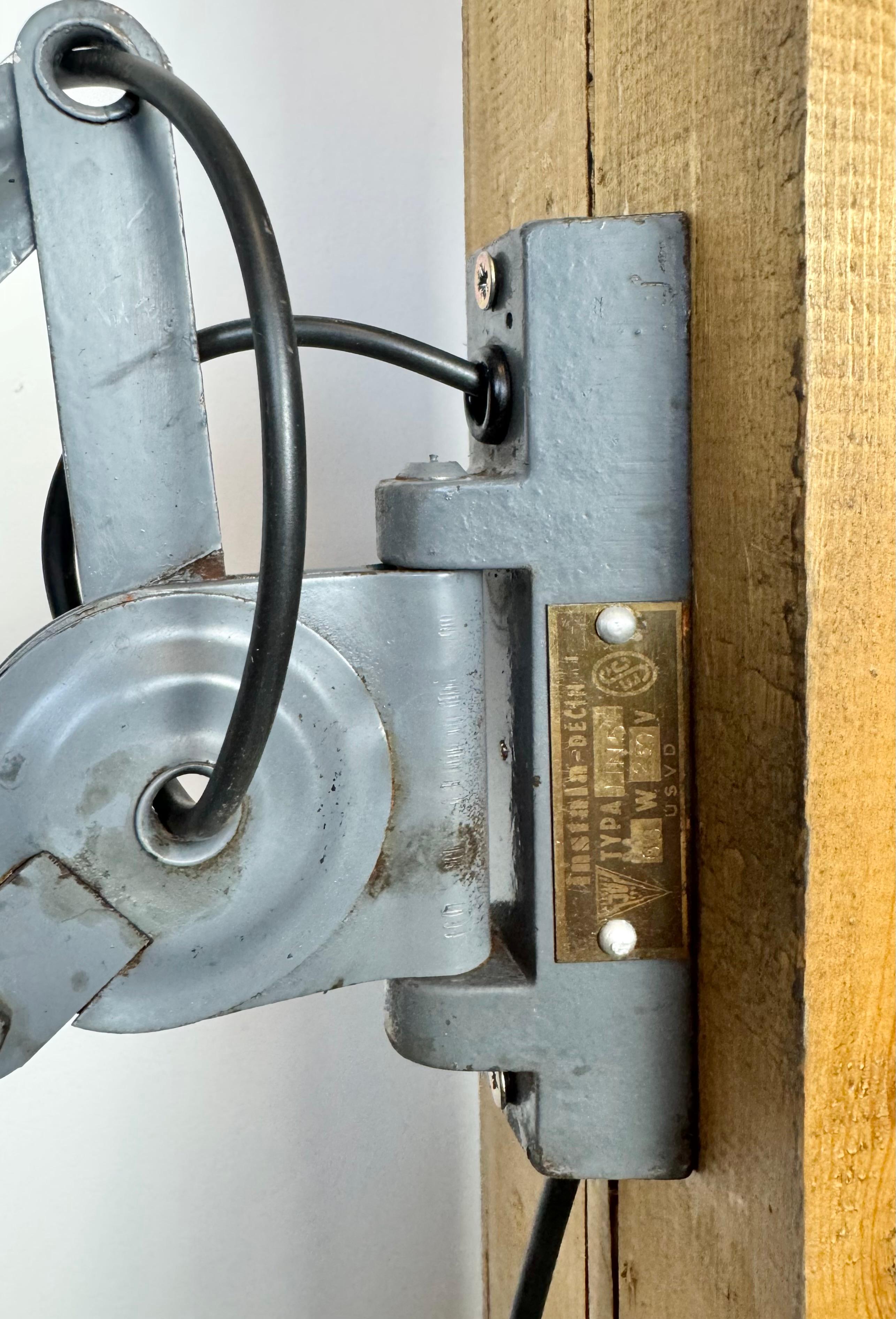 Lampada da parete a forbice industriale grigia di Elektroinstala, anni '60 In condizioni buone in vendita a Kojetice, CZ
