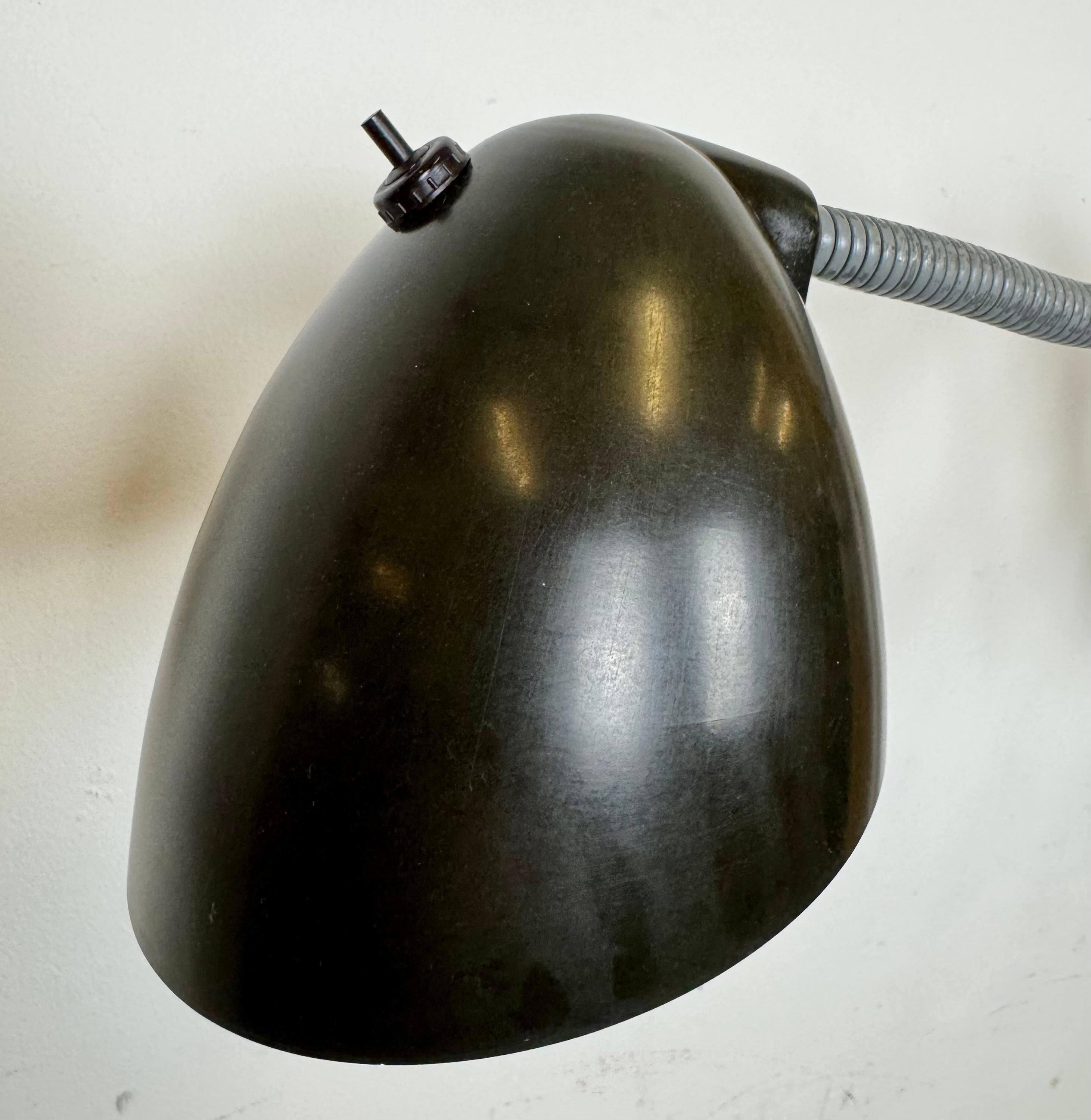 Graue Industrielle Schere-Wandleuchte von Elektroinstala, 1960er Jahre (20. Jahrhundert) im Angebot