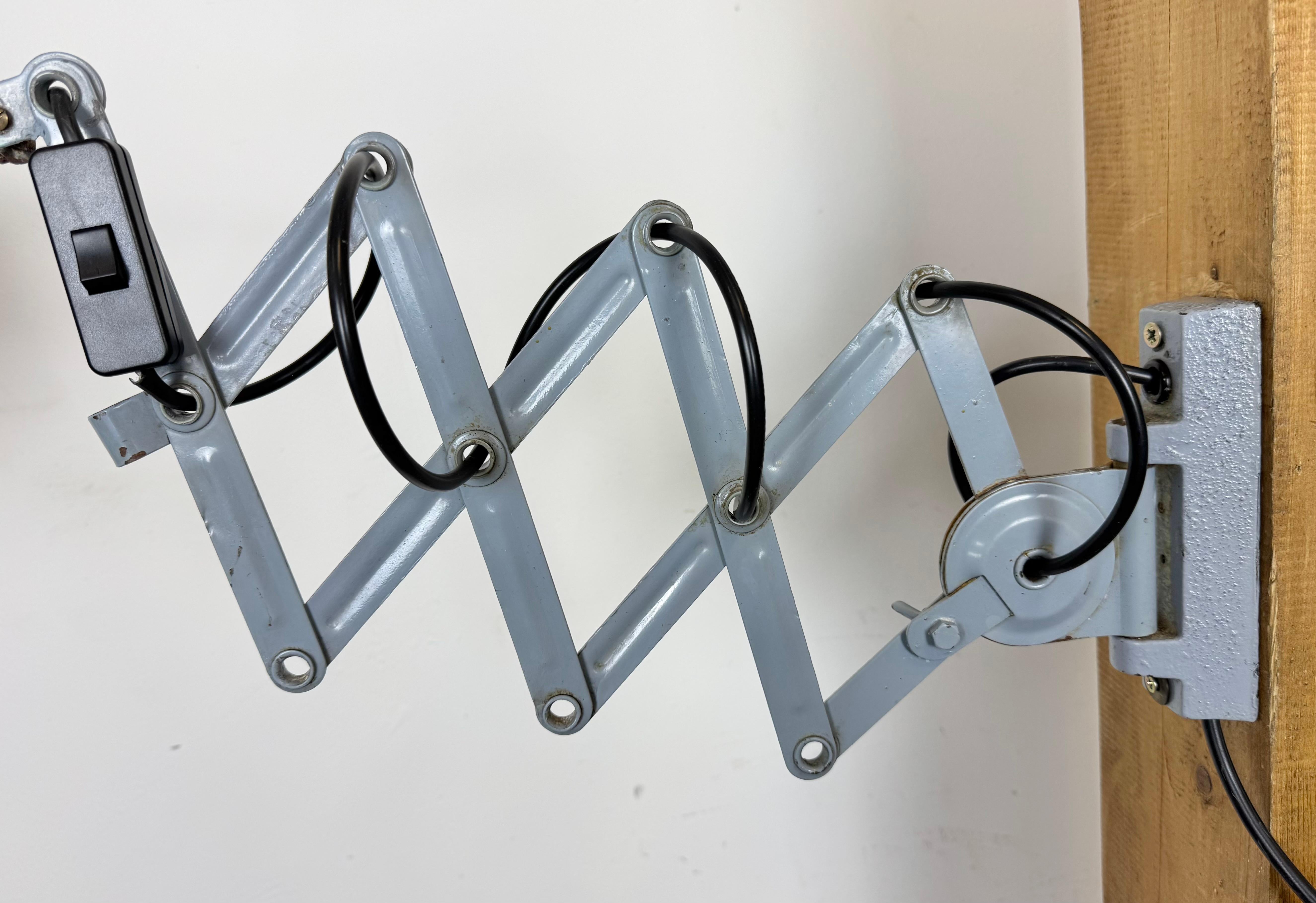 Lámpara de pared de tijera industrial gris de Elektroinstala, años 60 en Bueno estado para la venta en Kojetice, CZ
