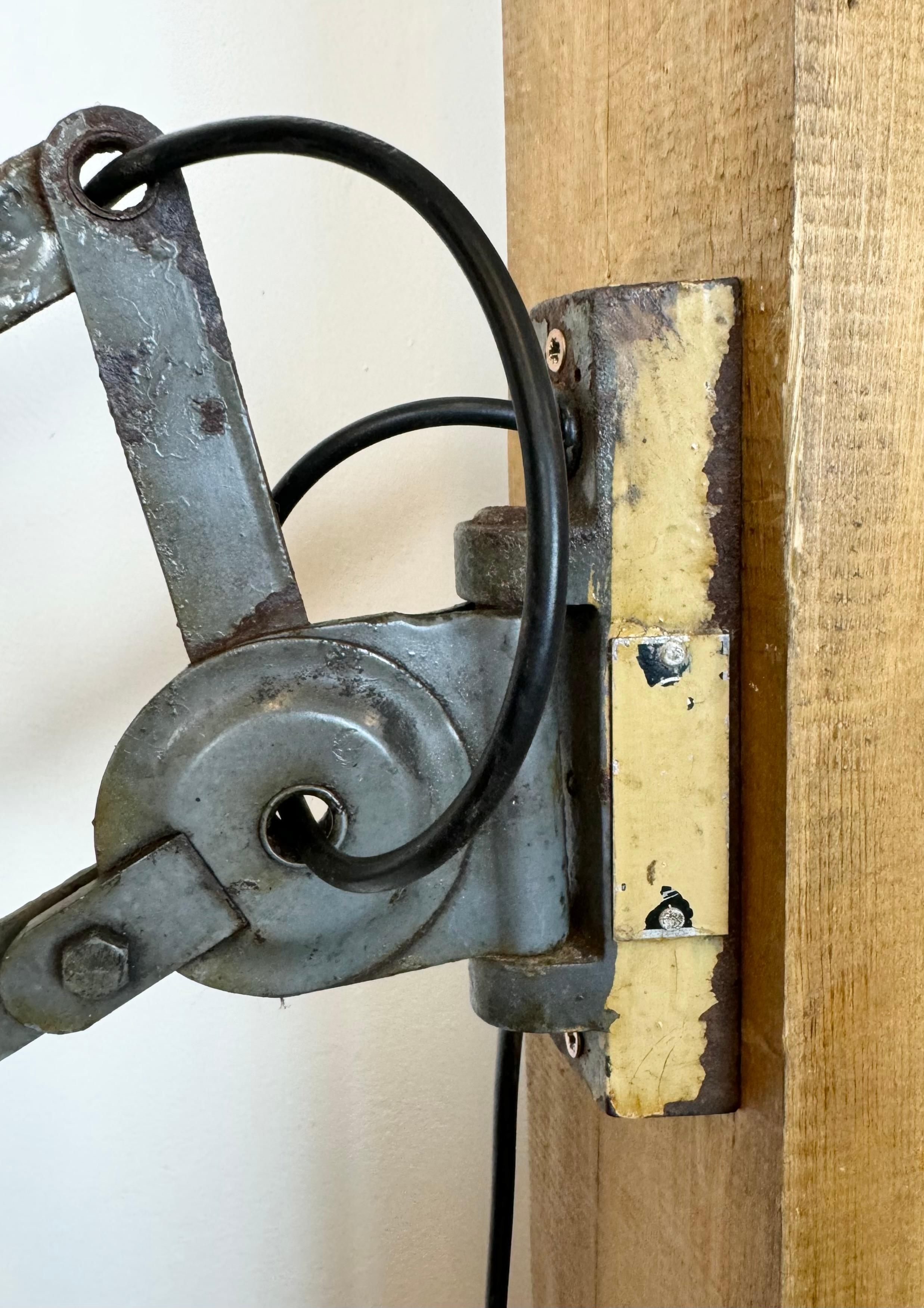XX secolo Lampada da parete a forbice industriale grigia di Elektroinstala, anni '60 in vendita