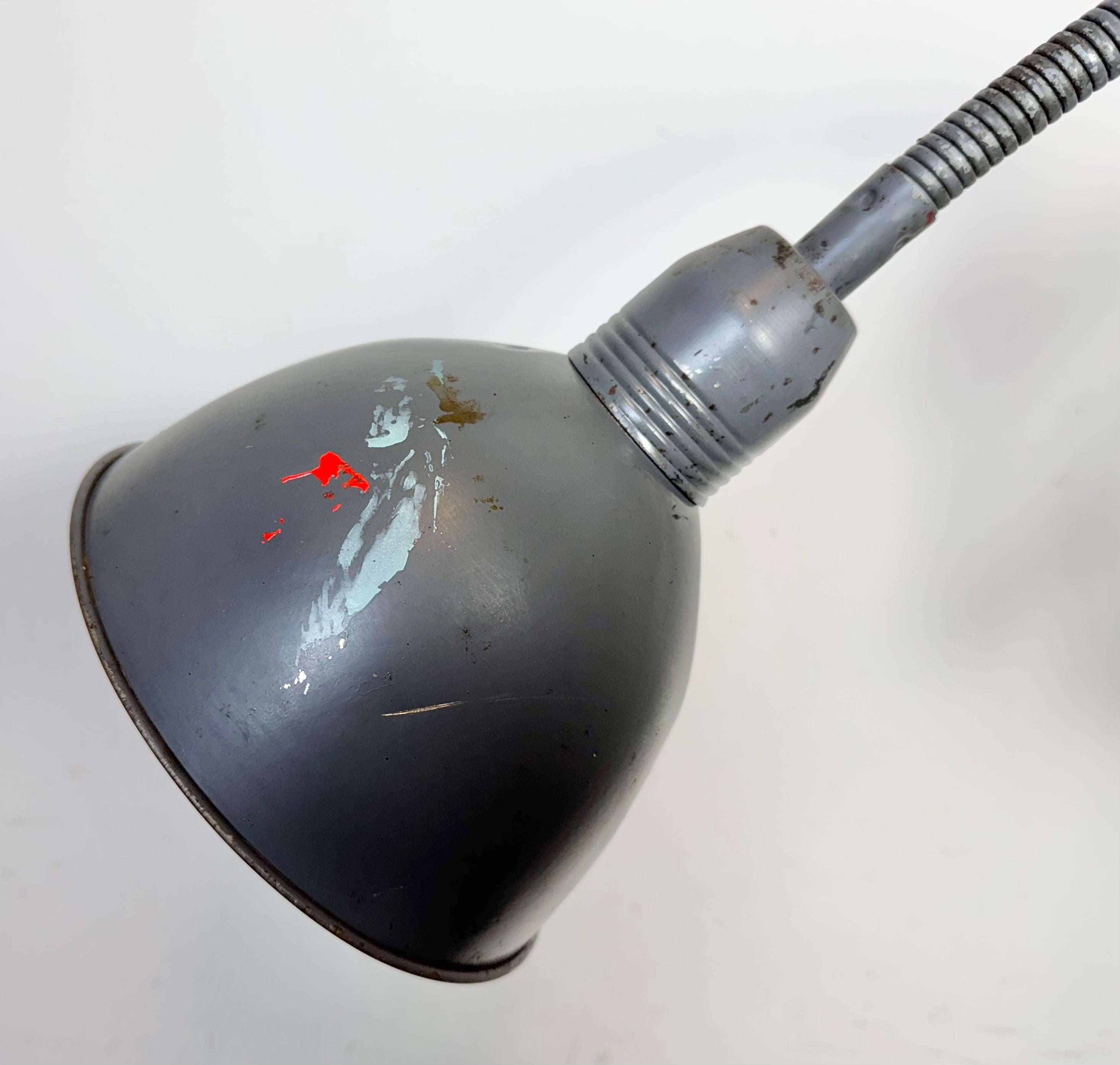 XX secolo Lampada da parete a forbice industriale grigia di Elektroinstala, anni '60 in vendita