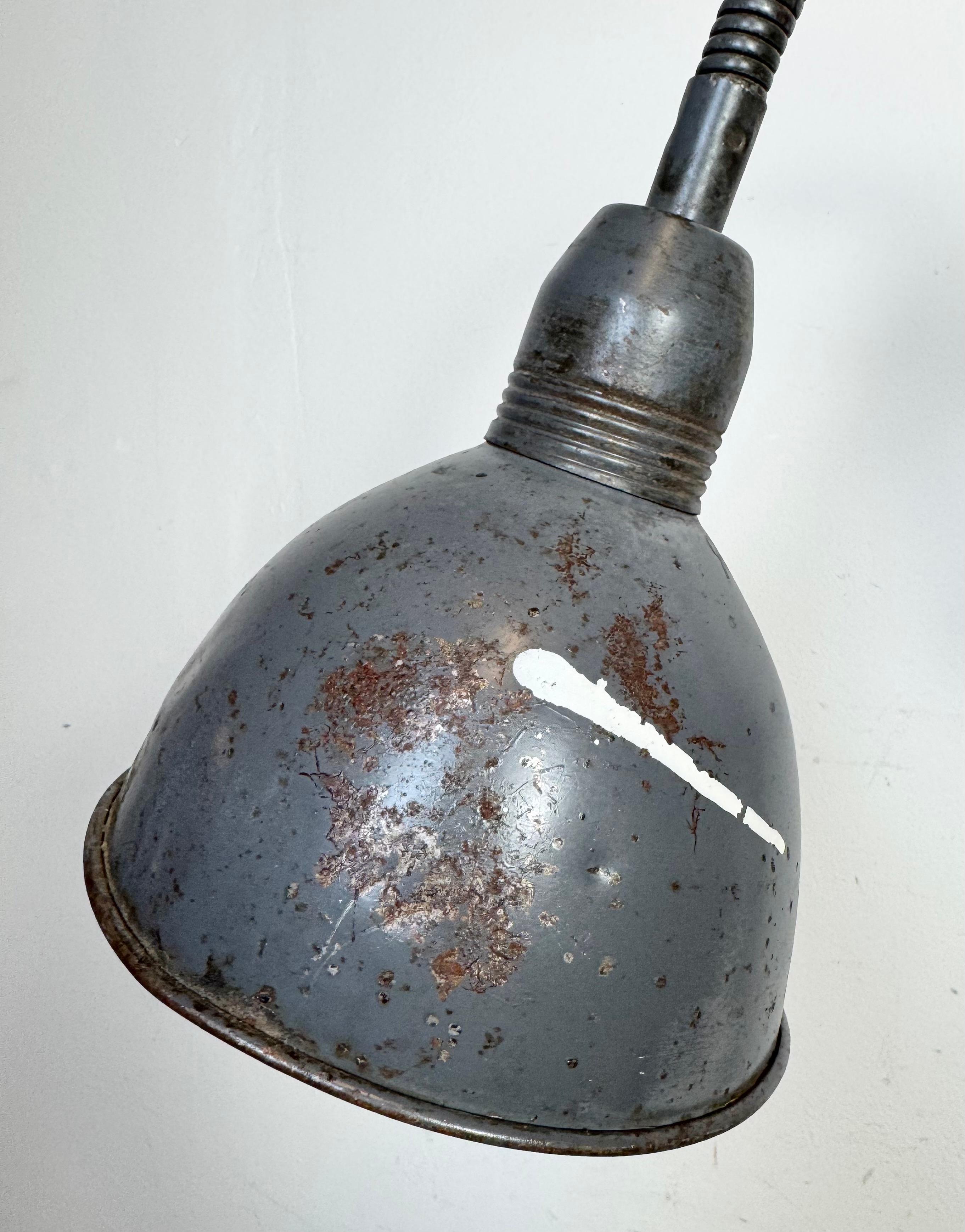 XX secolo Lampada da parete a forbice industriale grigia di Elektroinstala, anni '60 in vendita