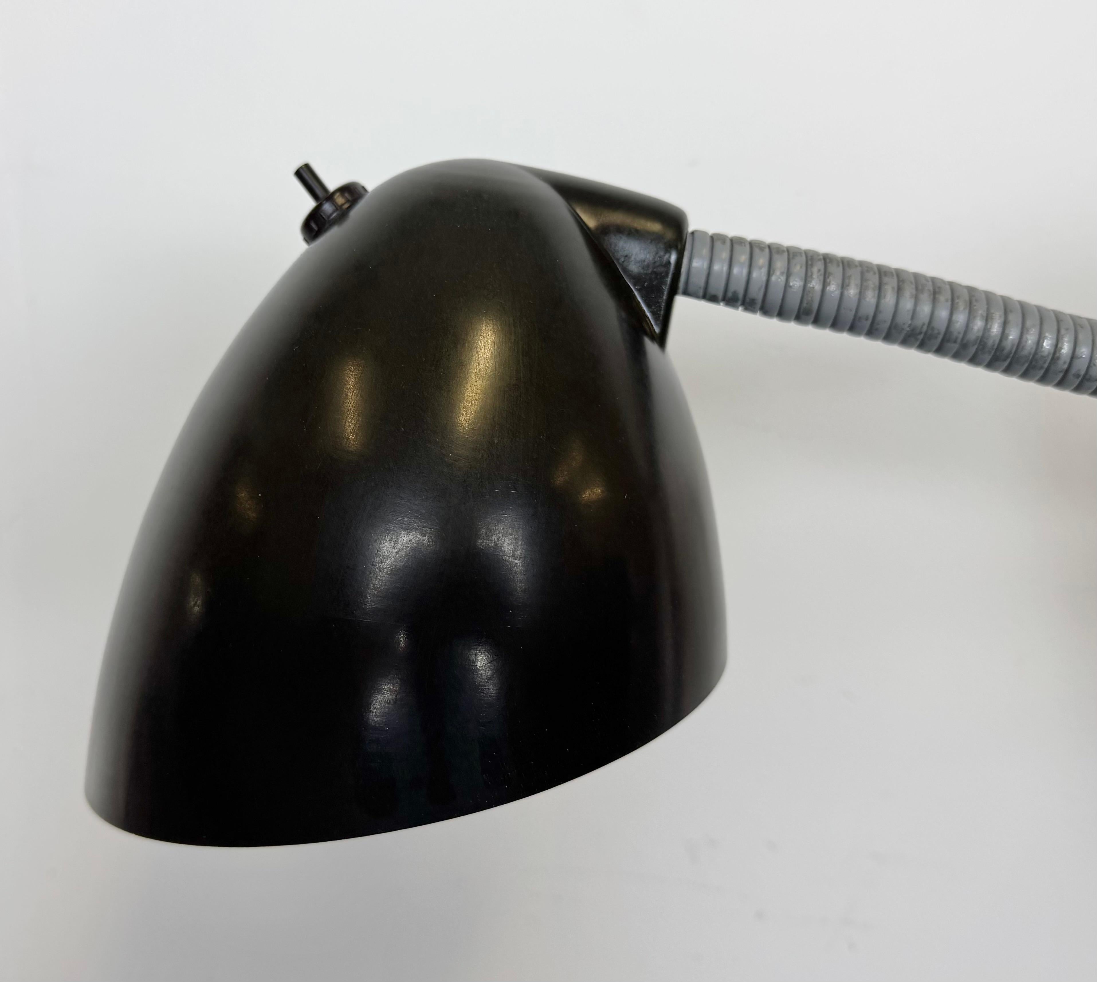 Graue Industrielle Schere-Wandleuchte von Elektroinstala, 1960er Jahre (Eisen) im Angebot