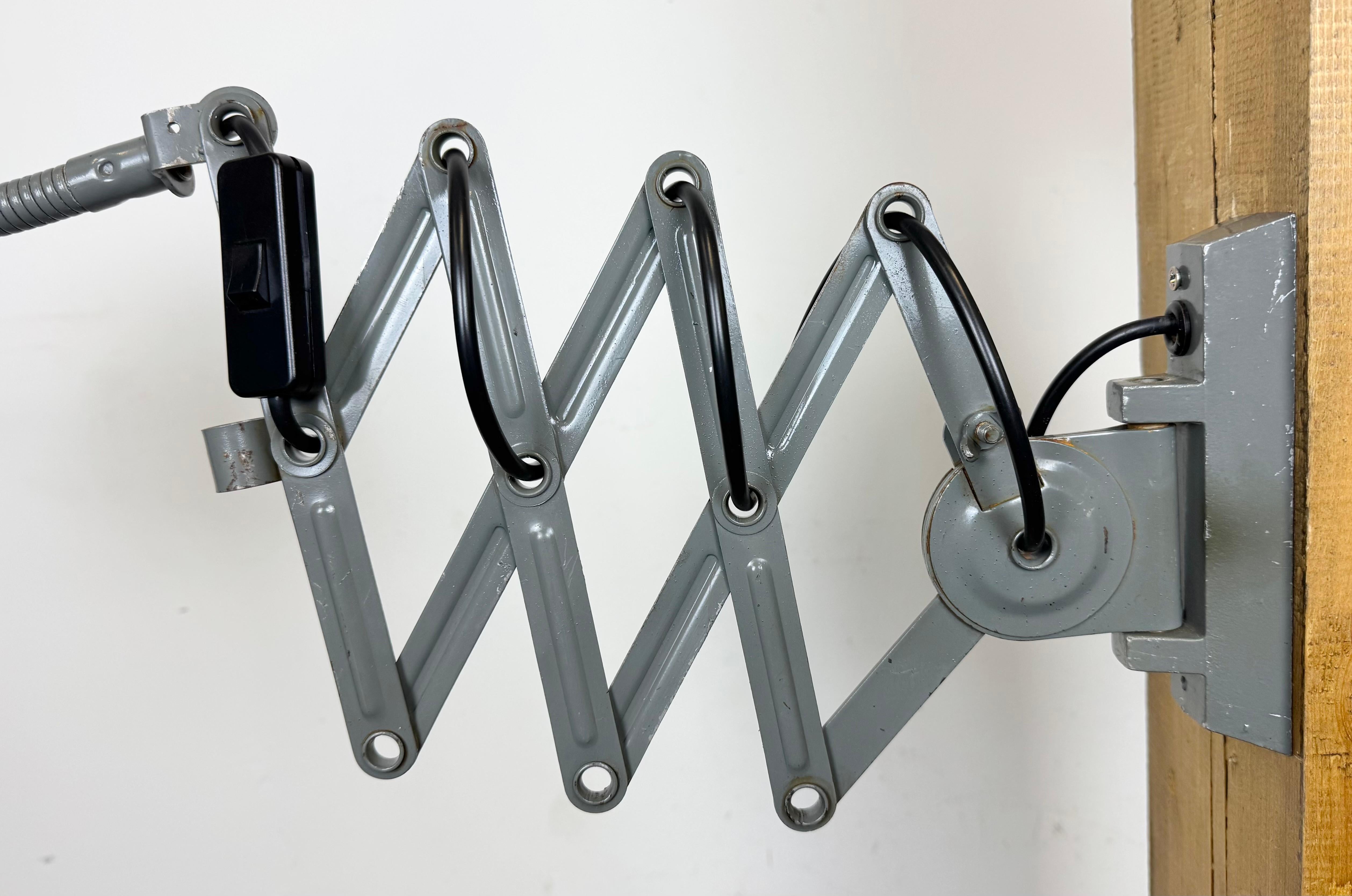 Lámpara de pared de tijera industrial gris de Elektroinstala, años 60 siglo XX en venta