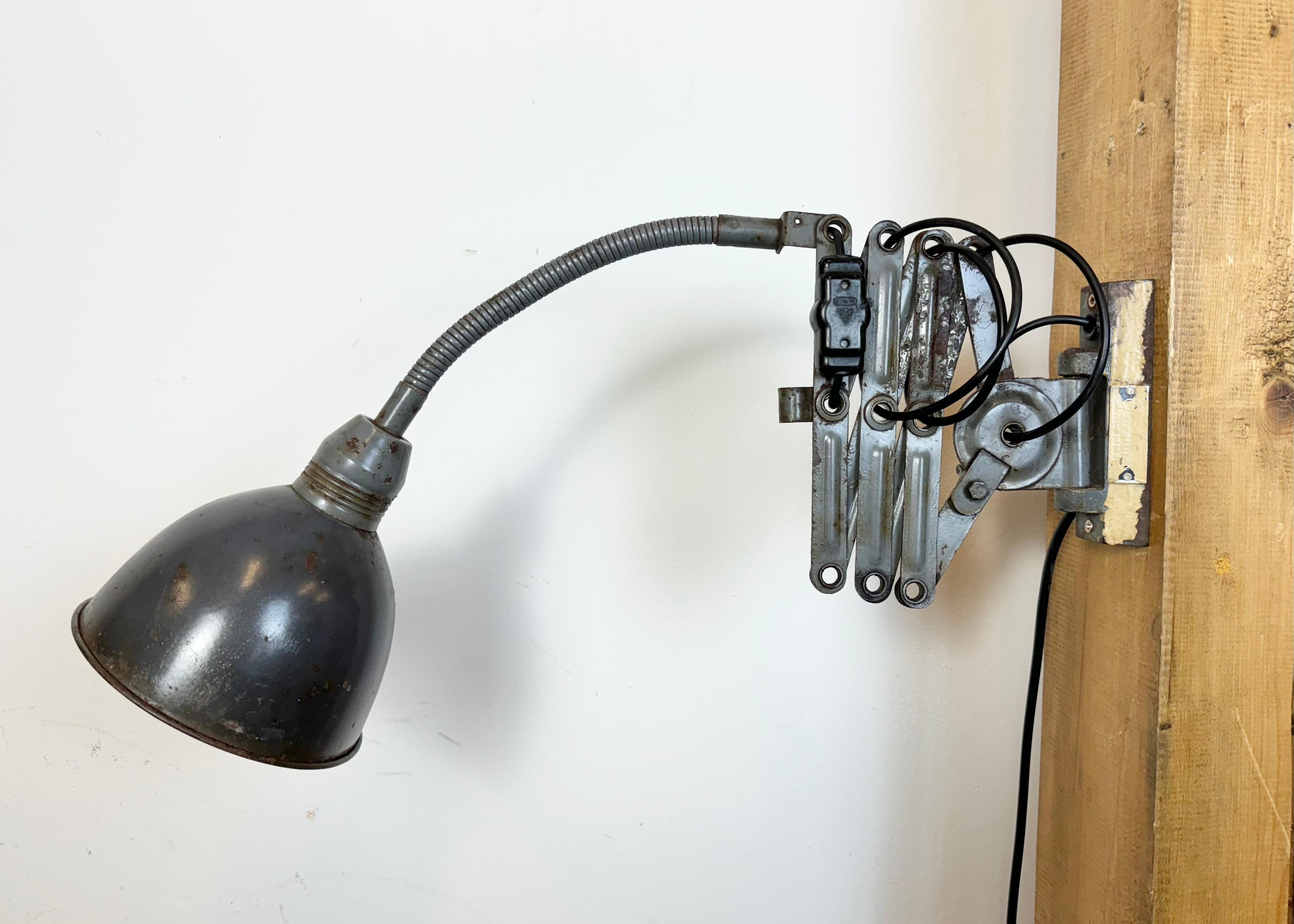 Ferro Lampada da parete a forbice industriale grigia di Elektroinstala, anni '60 in vendita