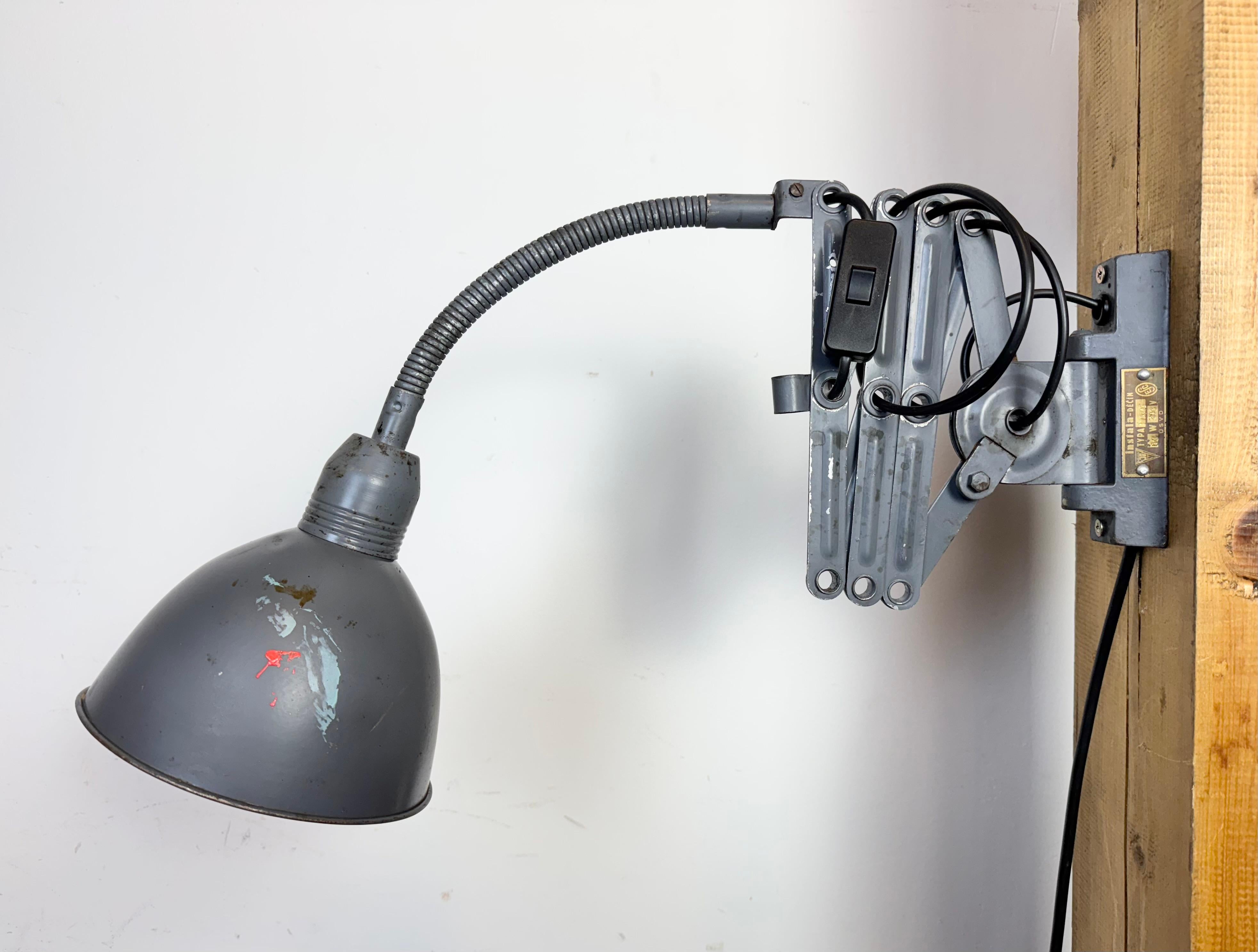 Ferro Lampada da parete a forbice industriale grigia di Elektroinstala, anni '60 in vendita