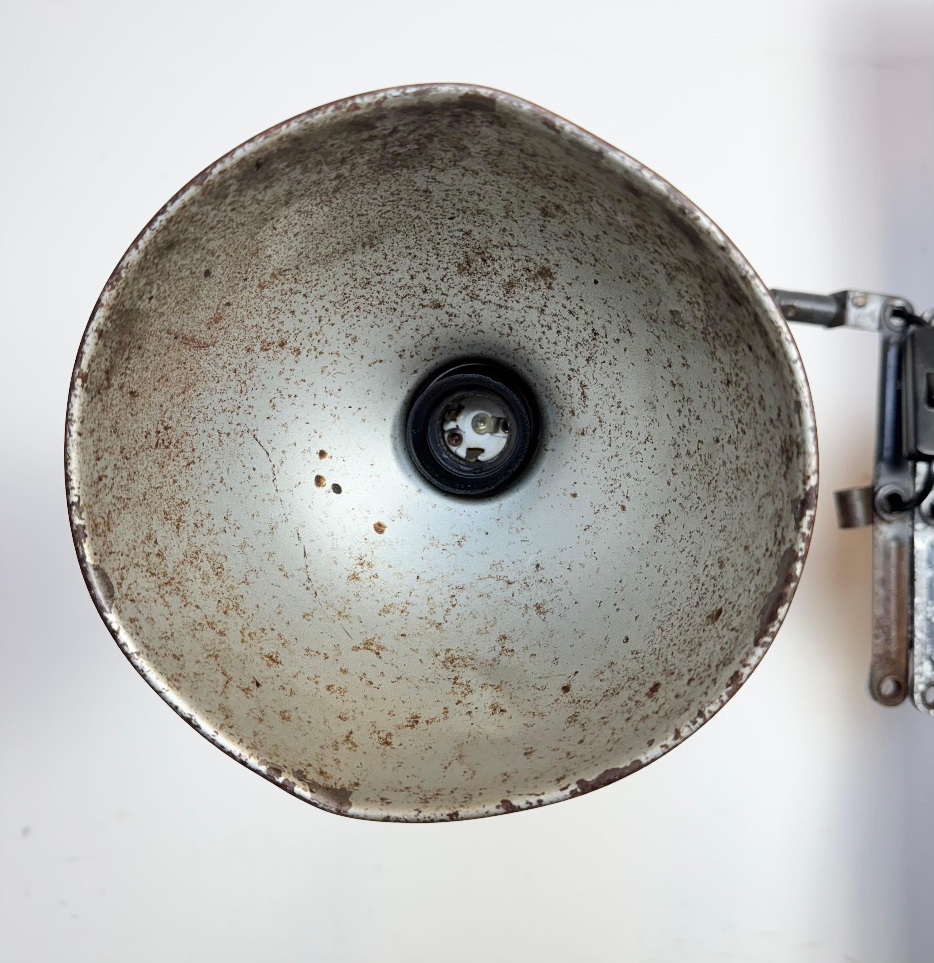 Ferro Lampada da parete a forbice industriale grigia di Elektroinstala, anni '60 in vendita