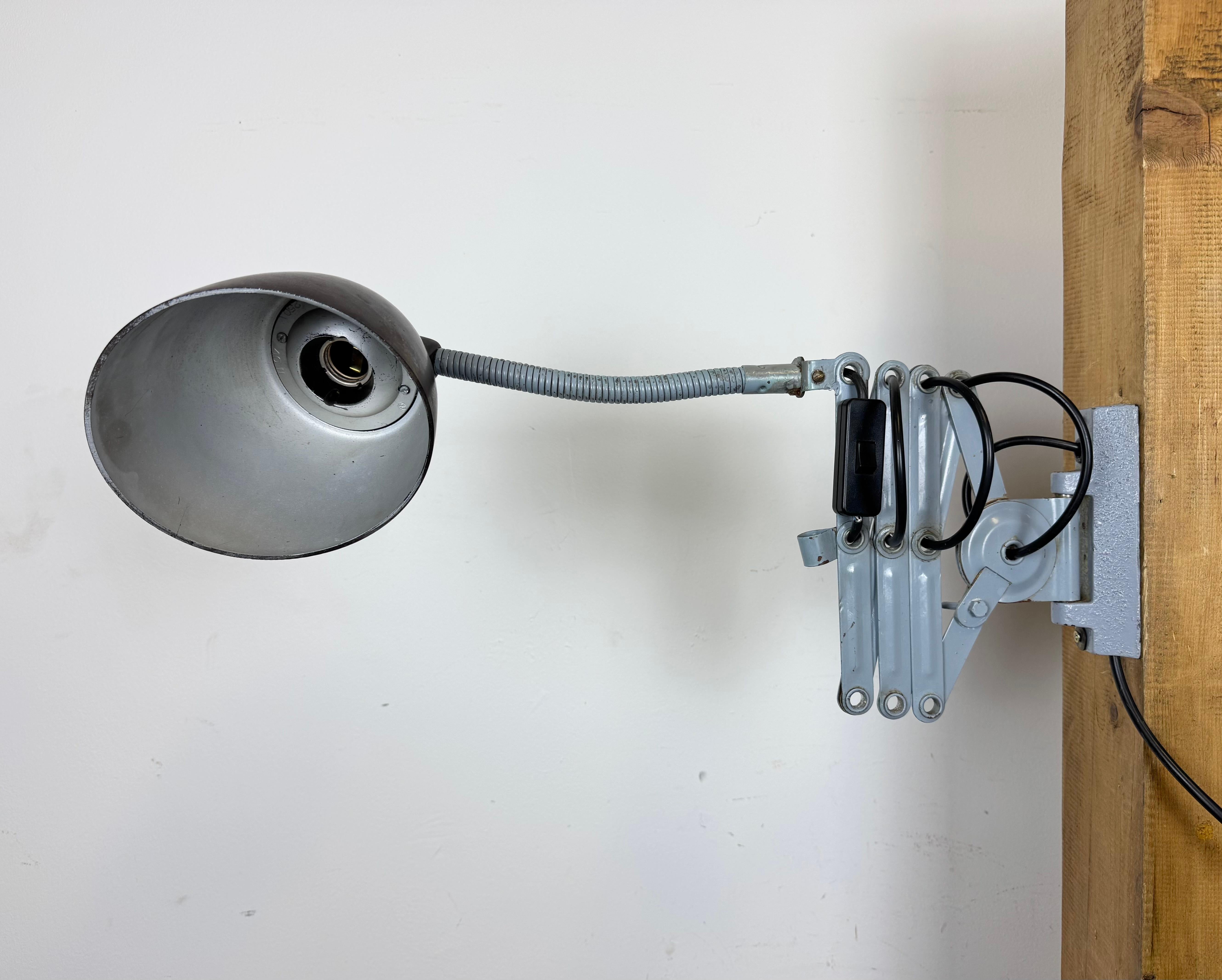 Lámpara de pared de tijera industrial gris de Elektroinstala, años 60 Hierro en venta