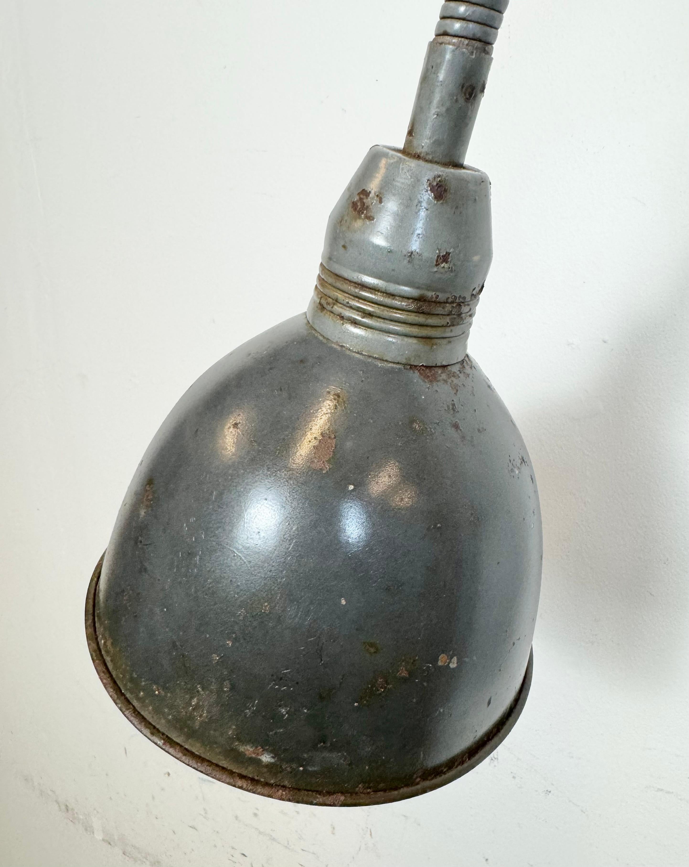 Lampada da parete a forbice industriale grigia di Elektroinstala, anni '60 in vendita 1