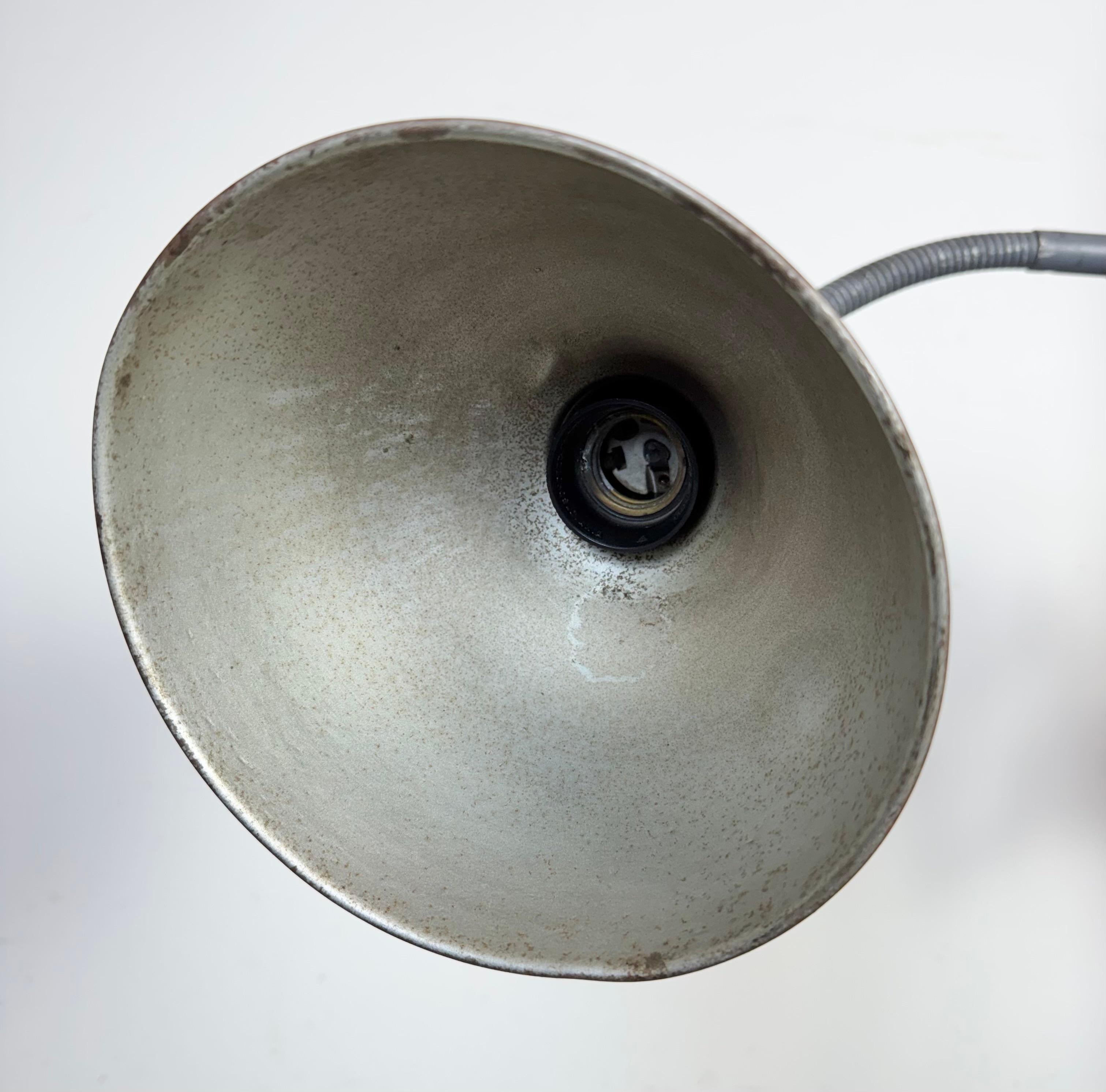 Lampada da parete a forbice industriale grigia di Elektroinstala, anni '60 in vendita 1