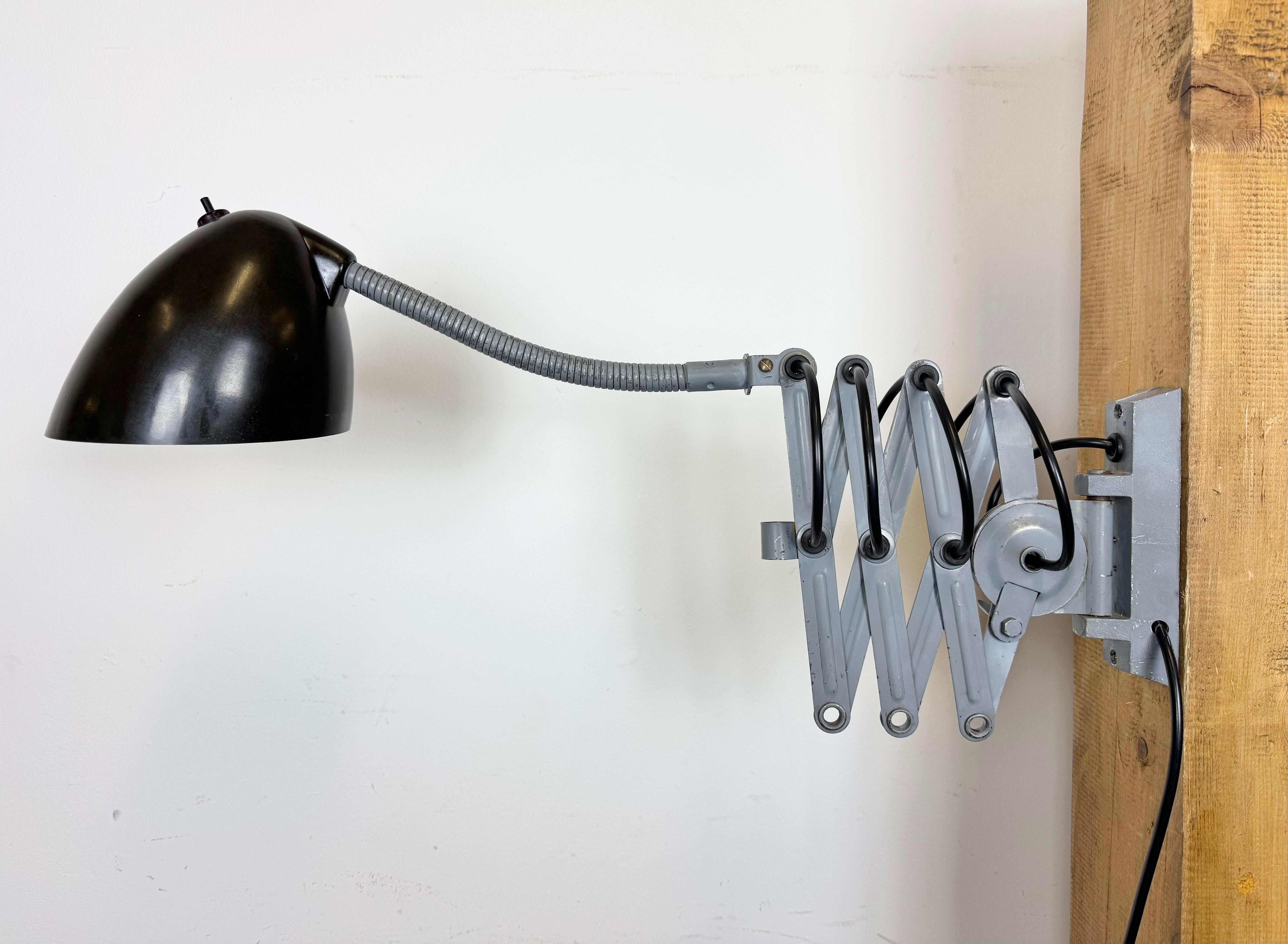 Graue Industrielle Schere-Wandleuchte von Elektroinstala, 1960er Jahre im Angebot 2