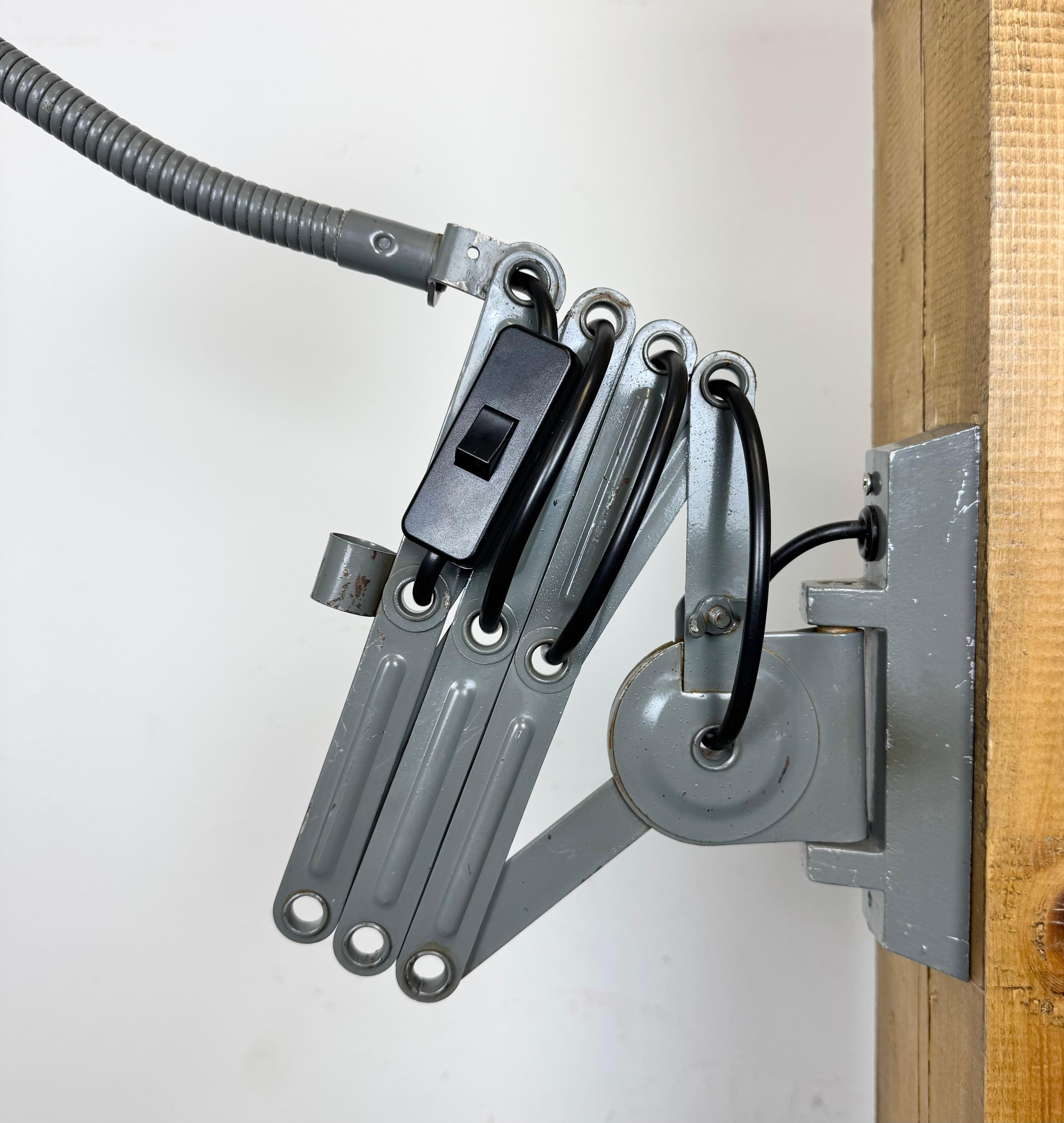 Lámpara de pared de tijera industrial gris de Elektroinstala, años 60 en venta 1