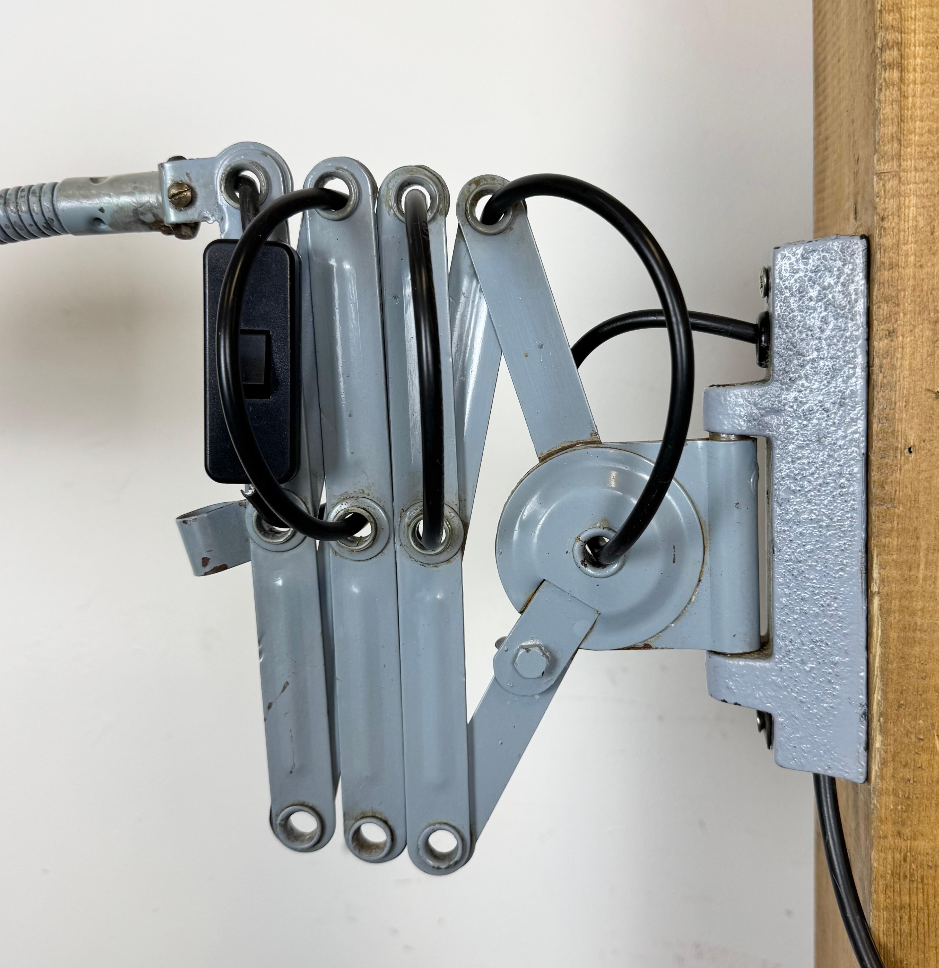 Lámpara de pared de tijera industrial gris de Elektroinstala, años 60 en venta 1