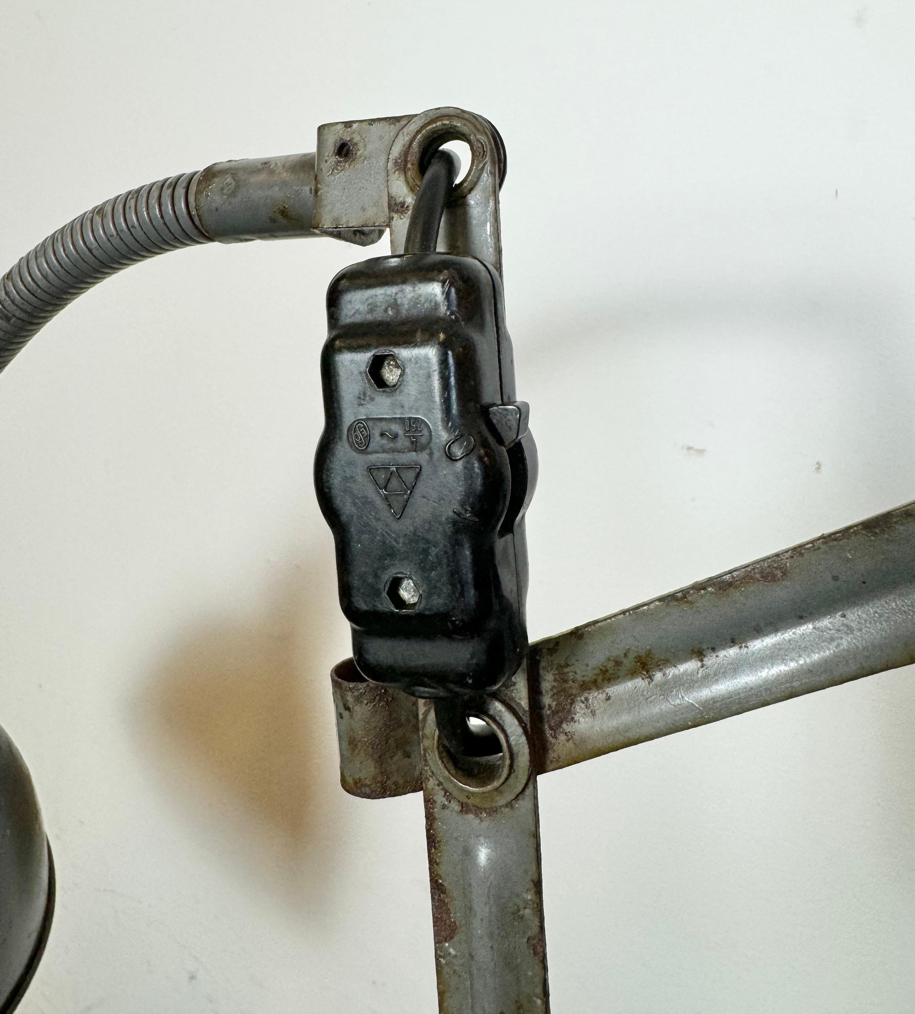 Lampada da parete a forbice industriale grigia di Elektroinstala, anni '60 in vendita 2