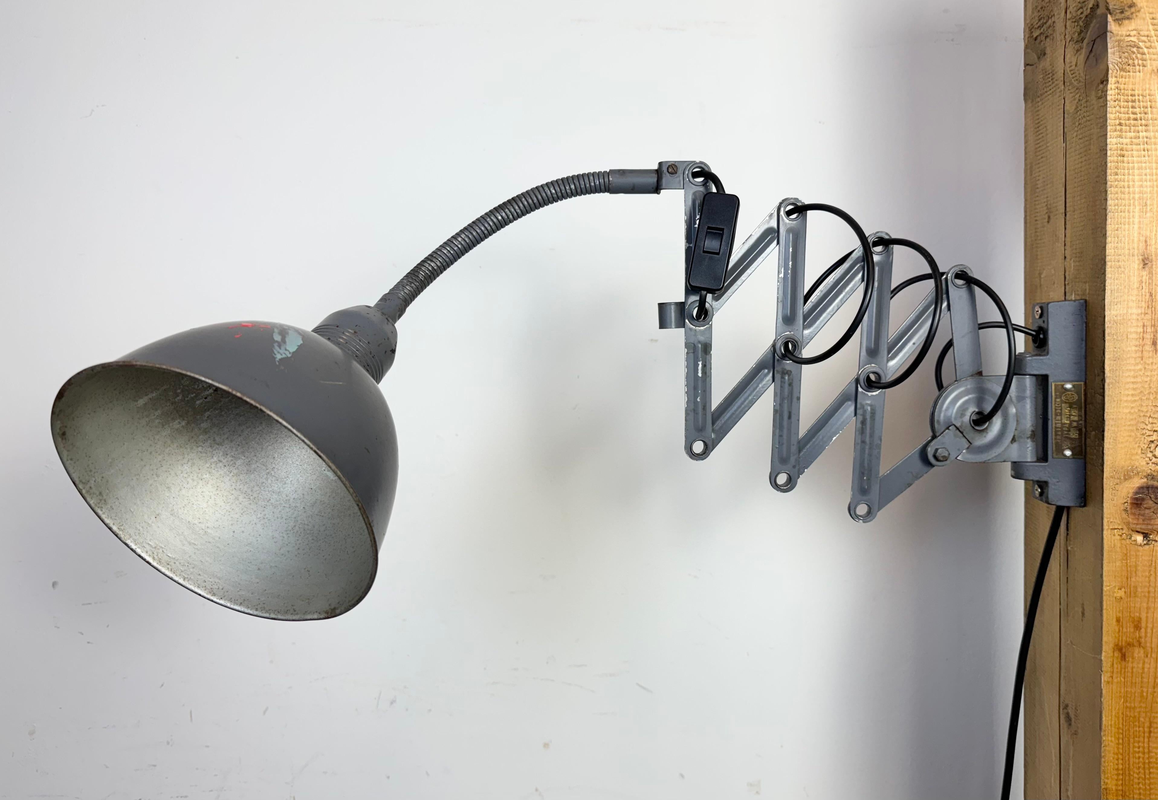 Lampada da parete a forbice industriale grigia di Elektroinstala, anni '60 in vendita 2