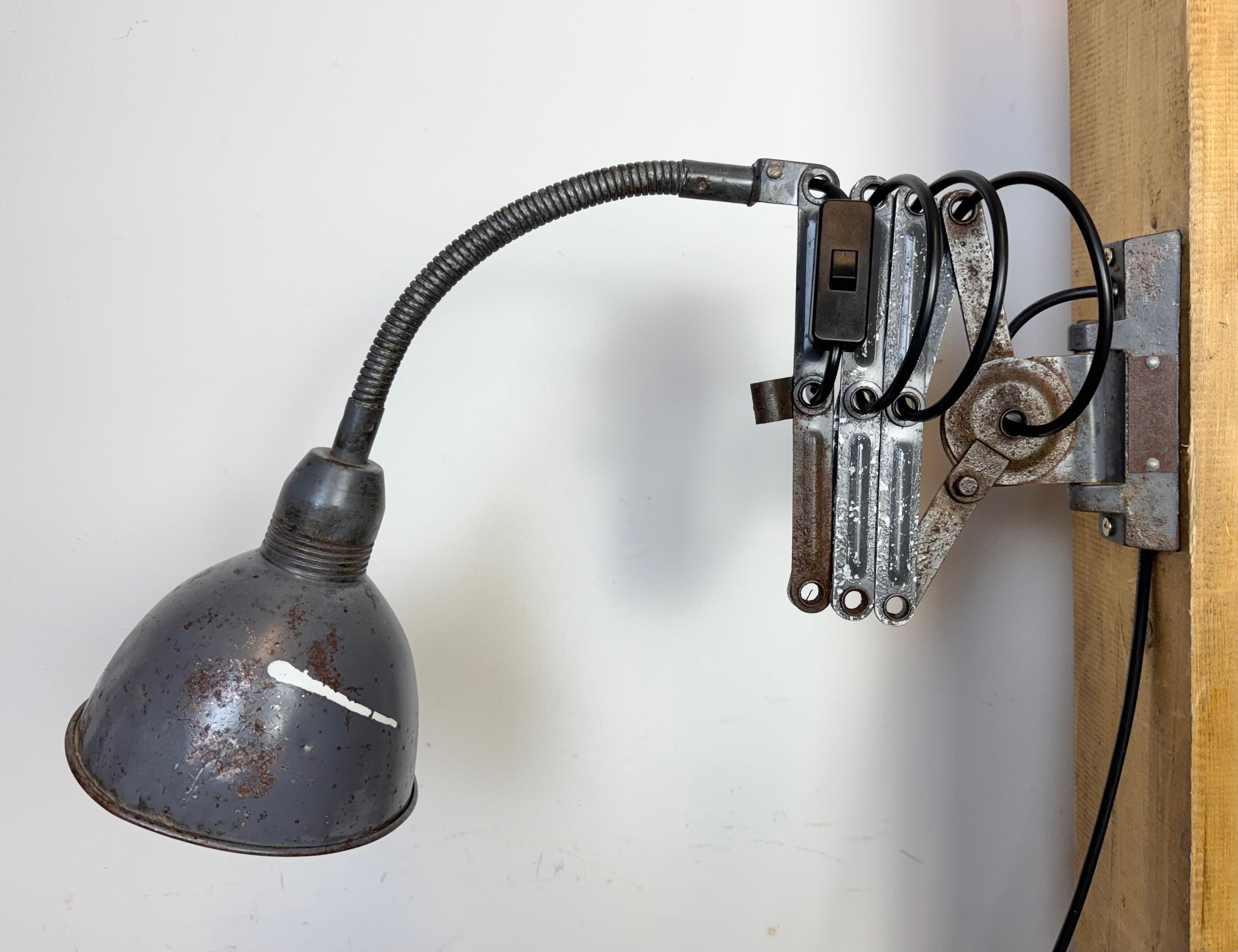 Lampada da parete a forbice industriale grigia di Elektroinstala, anni '60 in vendita 2