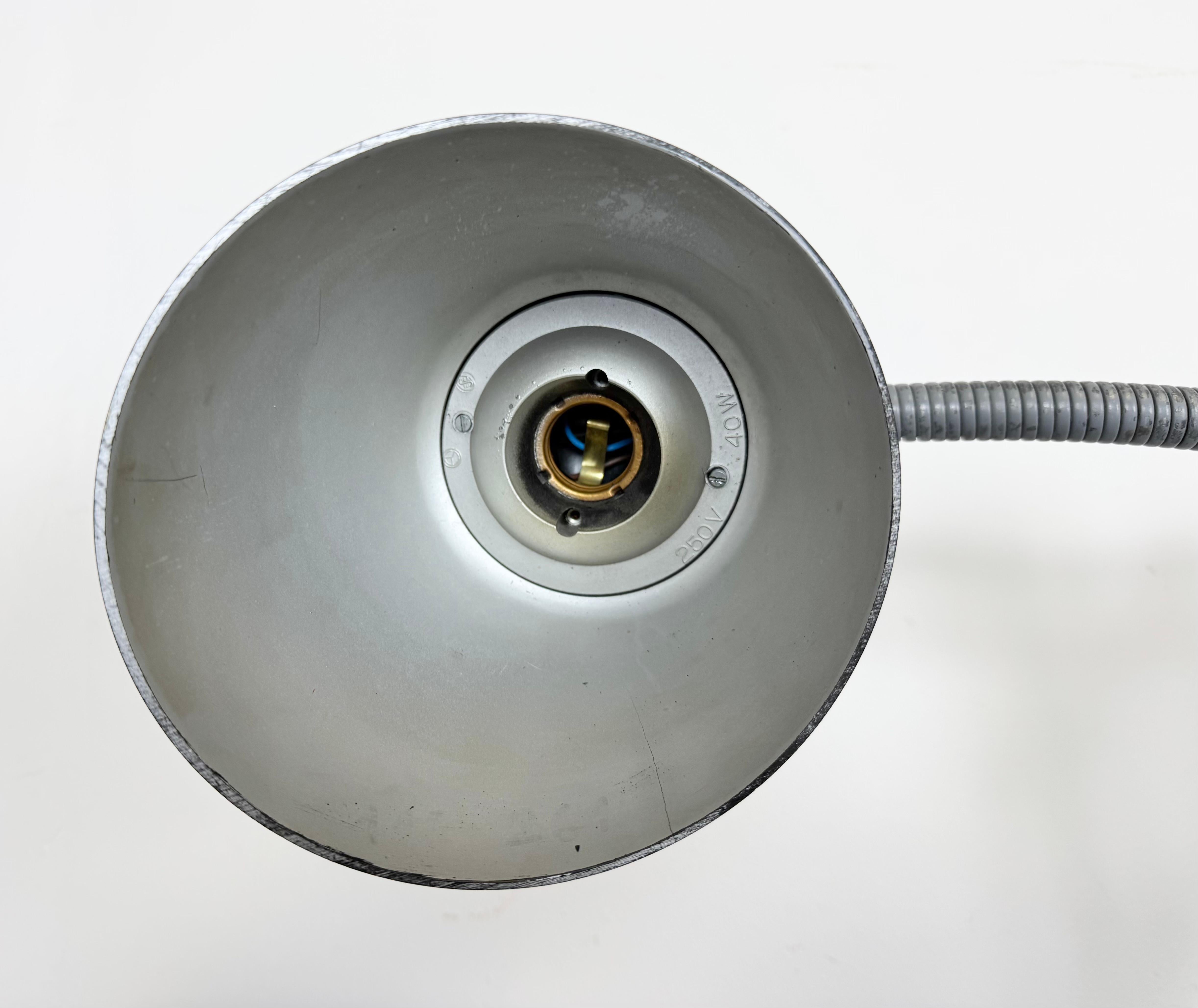 Graue Industrielle Schere-Wandleuchte von Elektroinstala, 1960er Jahre im Angebot 3