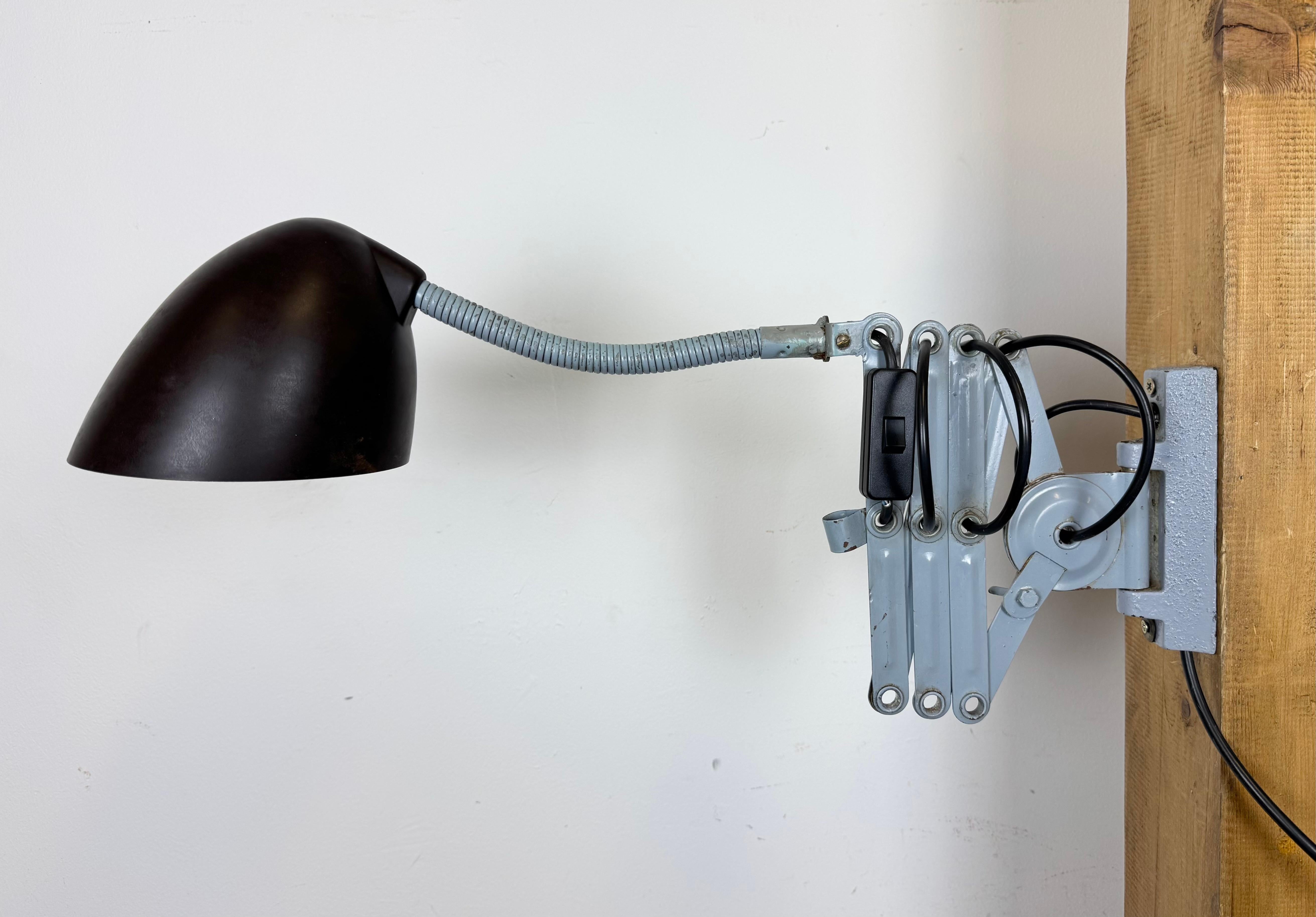 Lámpara de pared de tijera industrial gris de Elektroinstala, años 60 en venta 2