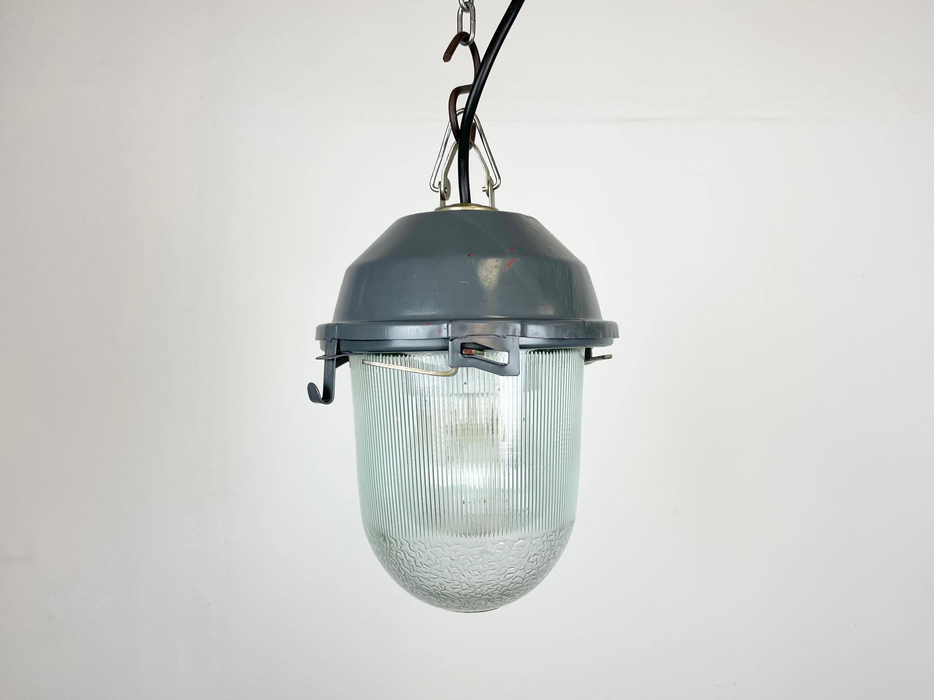 - Vintage Industrial lamp from the 1970s 
- Made in former Soviet Union
- Grey iron top
- Stripped glass cover
- The socket requires E 27 lightbulbs 
- New wire 
- Diameter: 15 cm
- Weight : 1,5 kg.