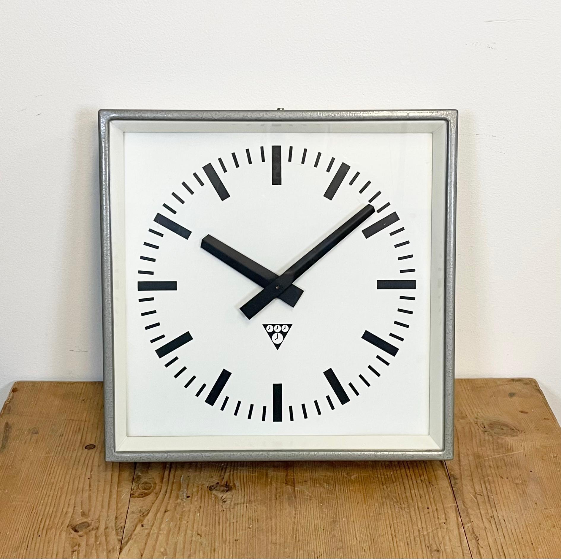 Clock made by Pragotron in former Czechoslovakia during the 1970s.Was used in factories, schools and railway stations. Silver-grey hammerpaint body , aluminium dial and clear glass cover.
This item has been converted into a battery-powered