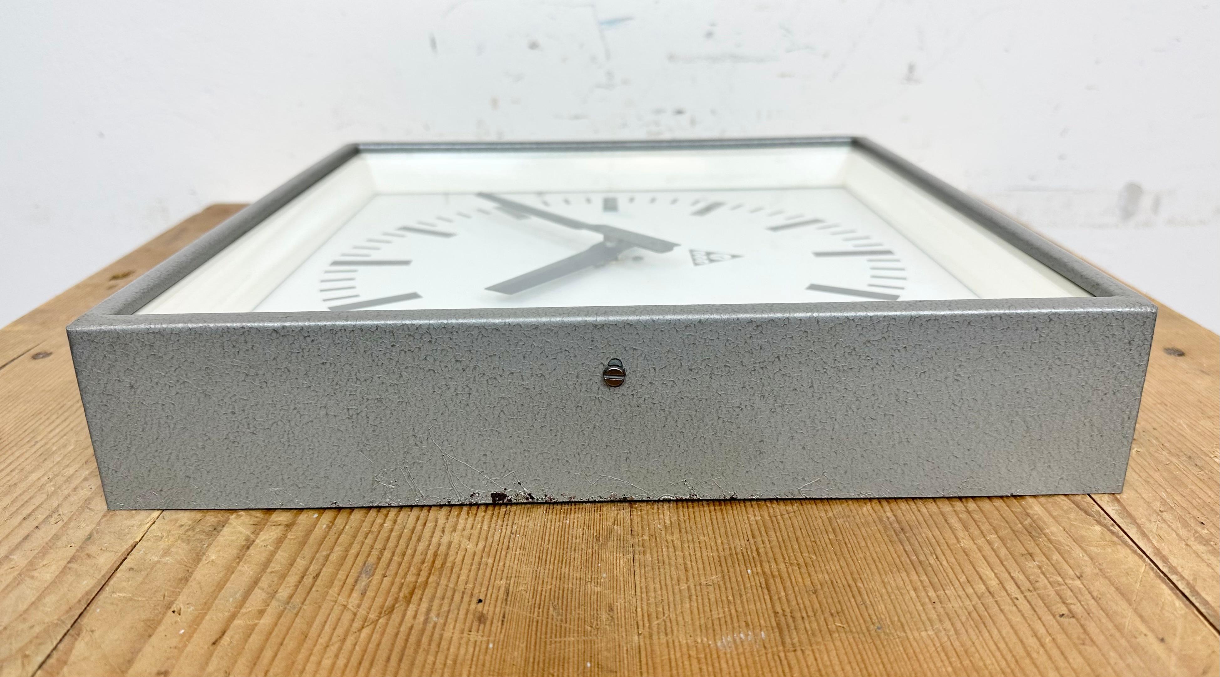 Horloge murale carrée industrielle grise de Pragotron, 1970 en vente 7