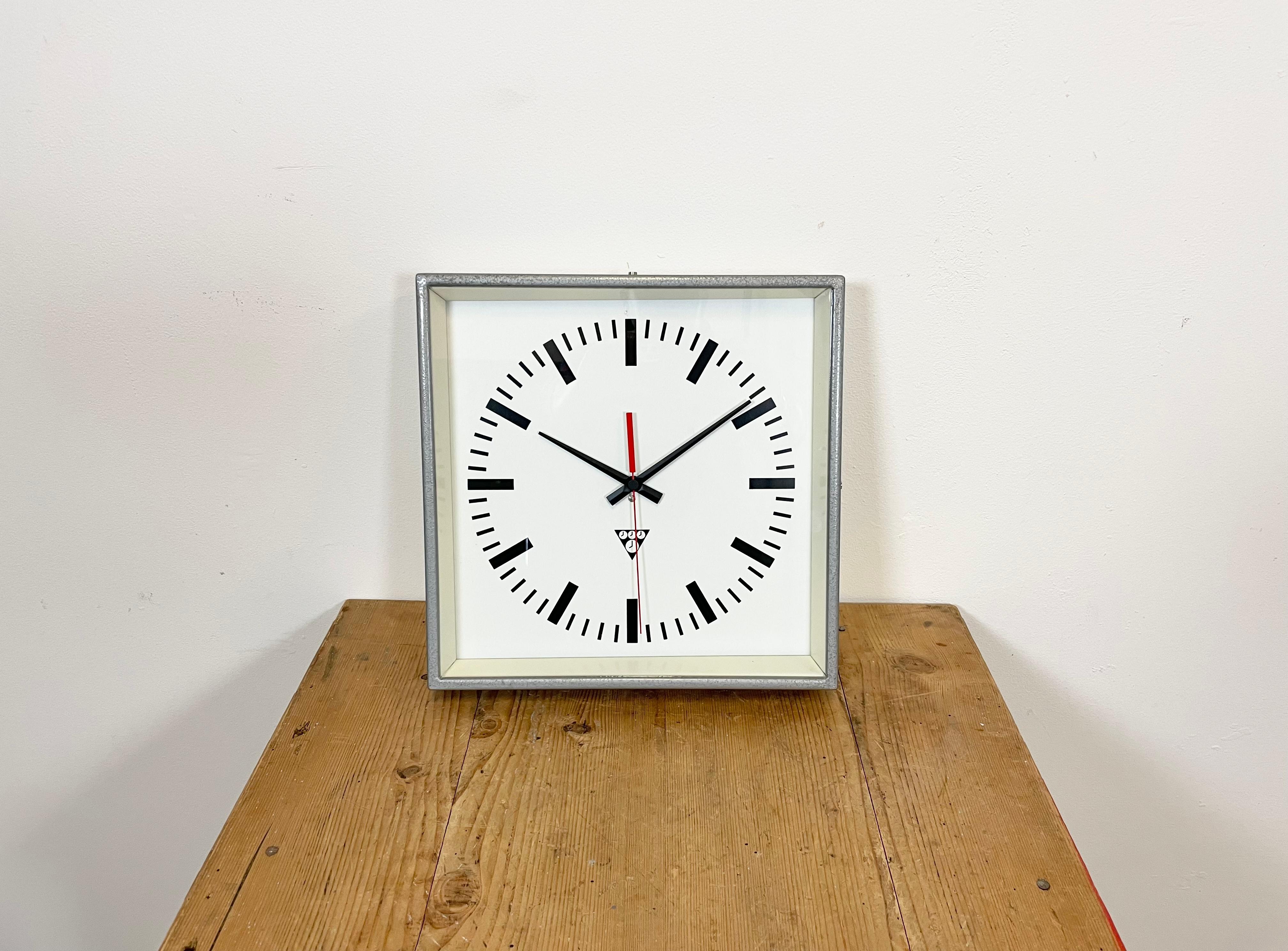 - Clock made by Pragotron in former Czechoslovakia during the 1970s 
- Was used in factories, schools and railway stations 
- Grey hammerpaint metal body 
- Aluminium dial and hands 
- Clear glass cover 
- This item has been converted into a