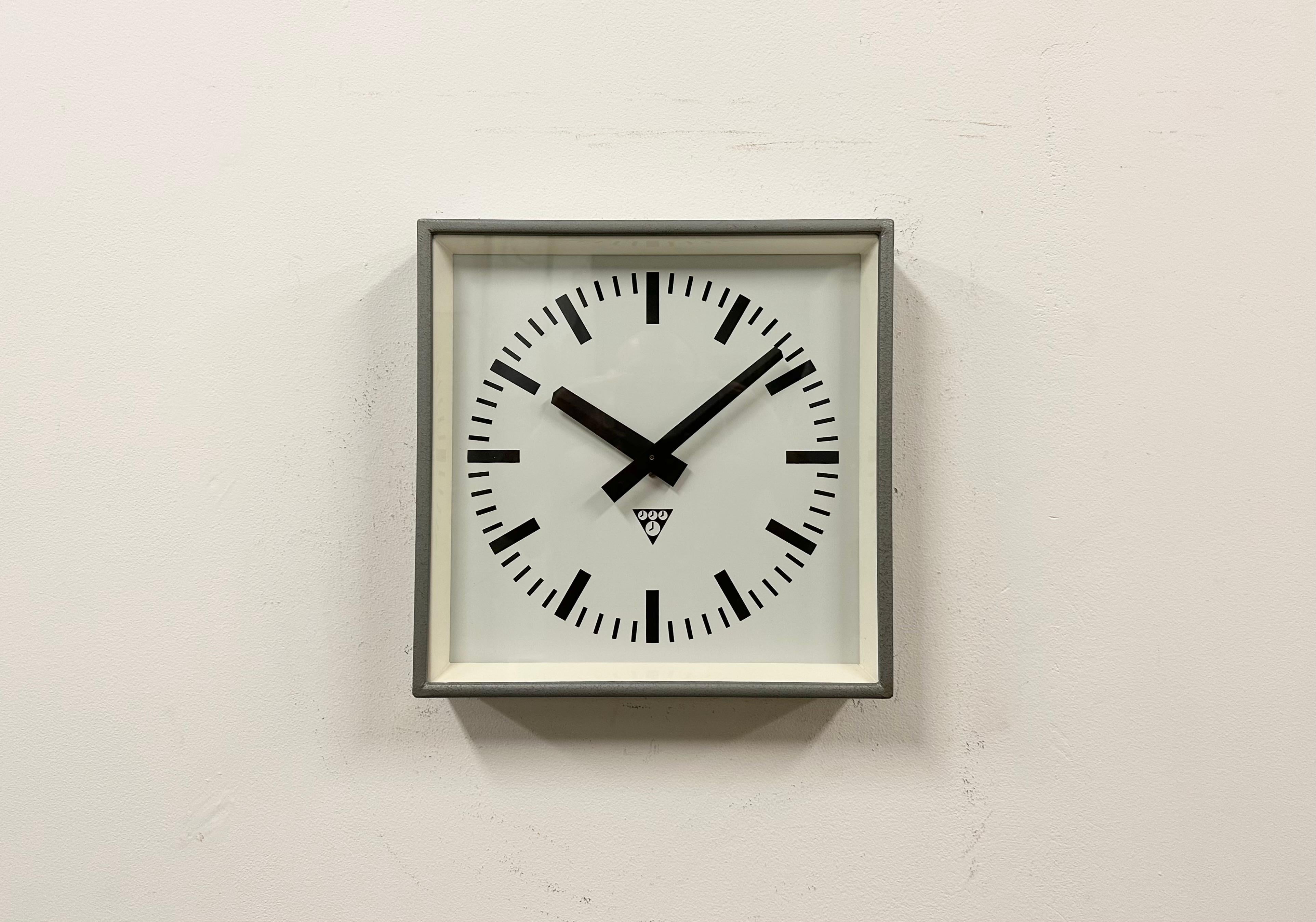 - Horloge murale conçue par Pragotron dans l'ancienne Tchécoslovaquie au cours des années 1970 et fabriquée jusque dans les années 1990.
- Utilisé dans les usines, les écoles et les gares. 
- Cadre en métal peint au marteau gris 
- Cadran et