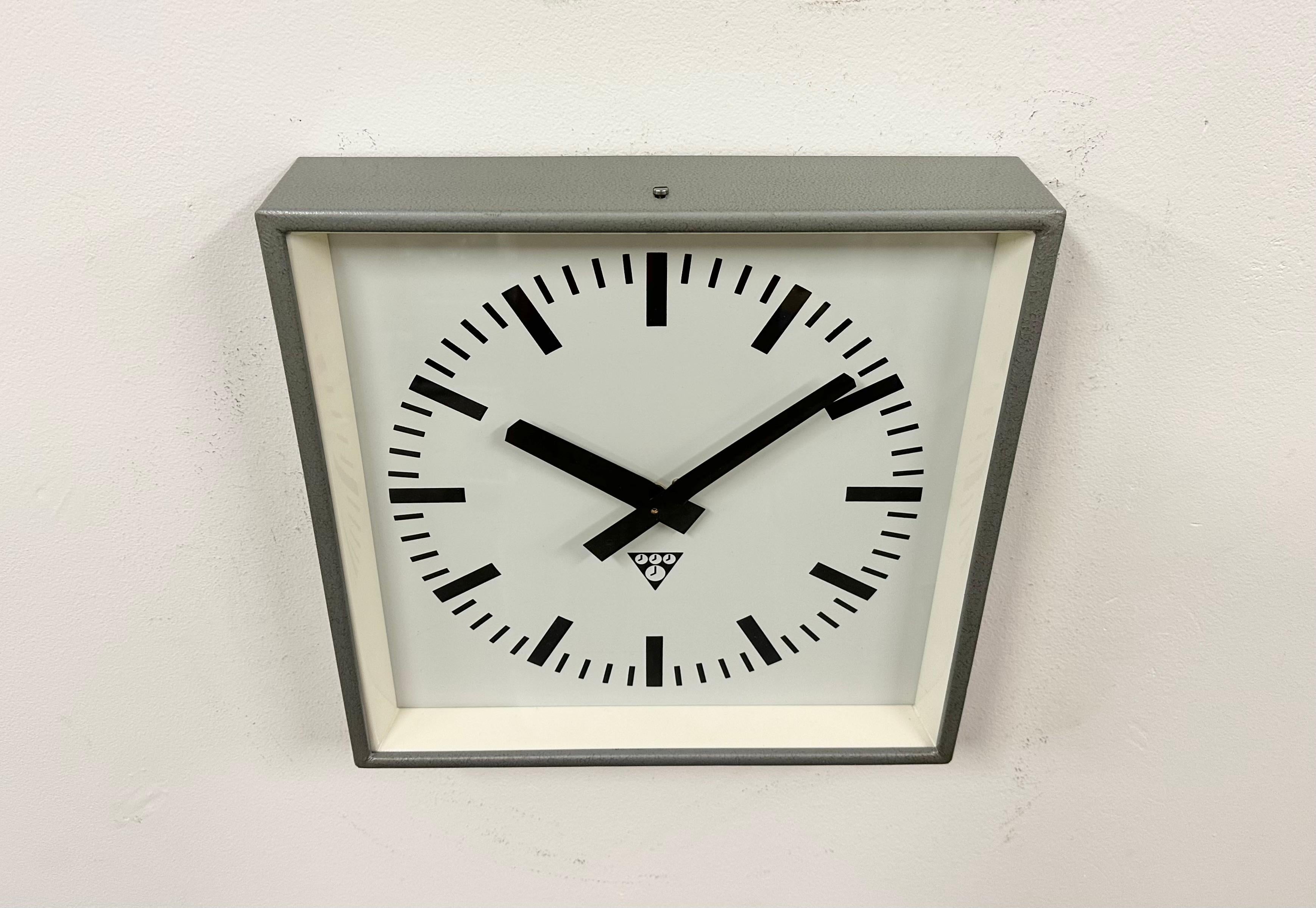 Fin du 20e siècle Horloge murale carrée industrielle grise de Pragotron, 1970 en vente